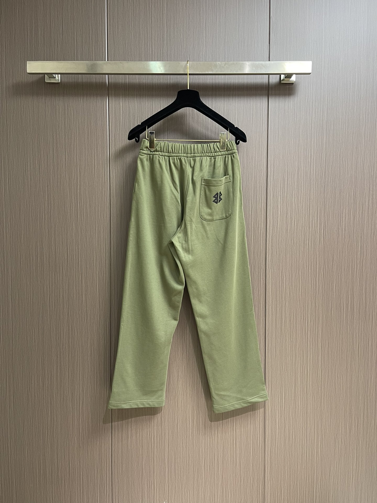 
Balenciaga 2025SS字母logo印花情侣男女卫裤，简单的设计加上基础精致的印花logo，