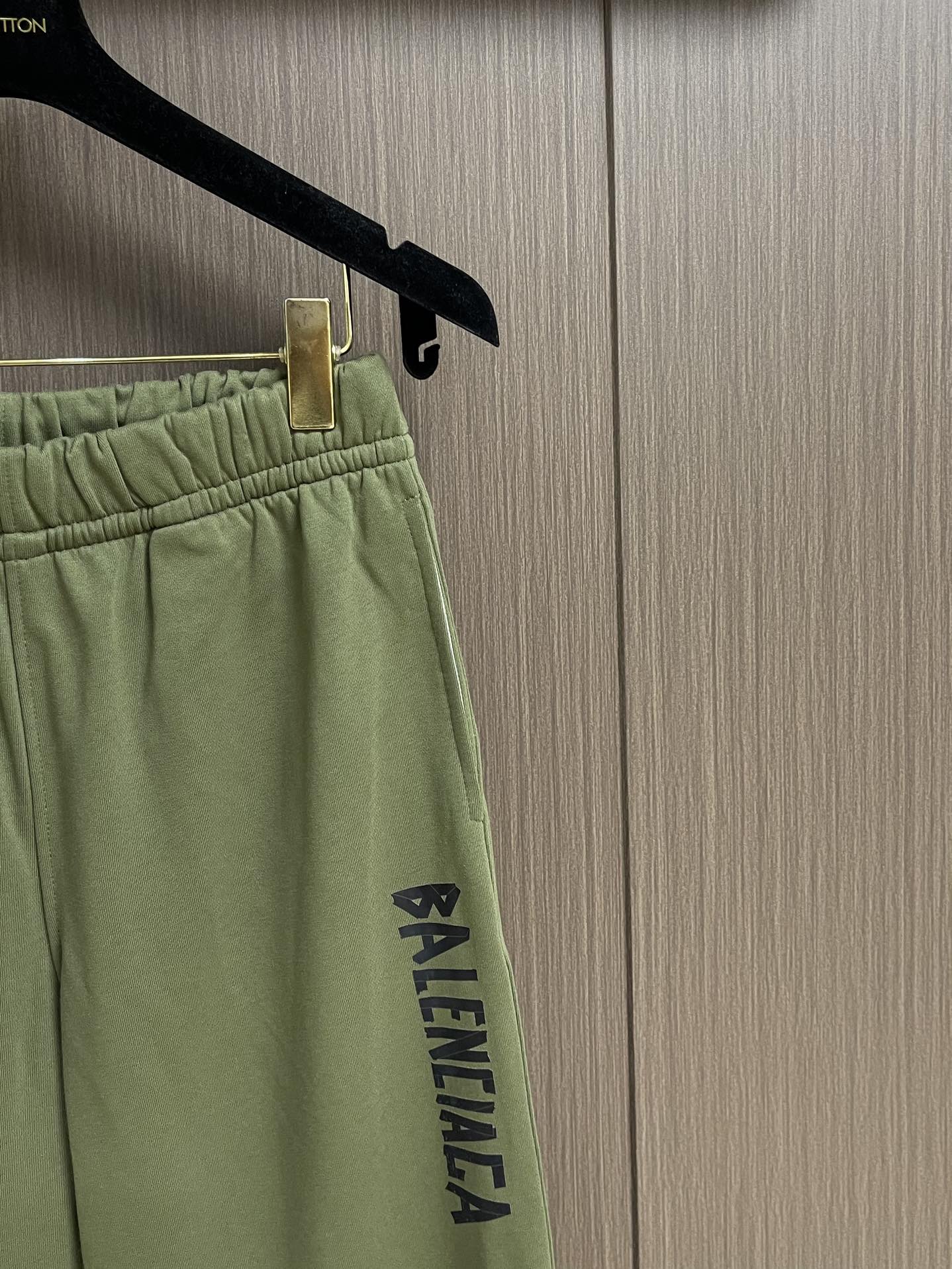 
Balenciaga 2025SS字母logo印花情侣男女卫裤，简单的设计加上基础精致的印花logo，