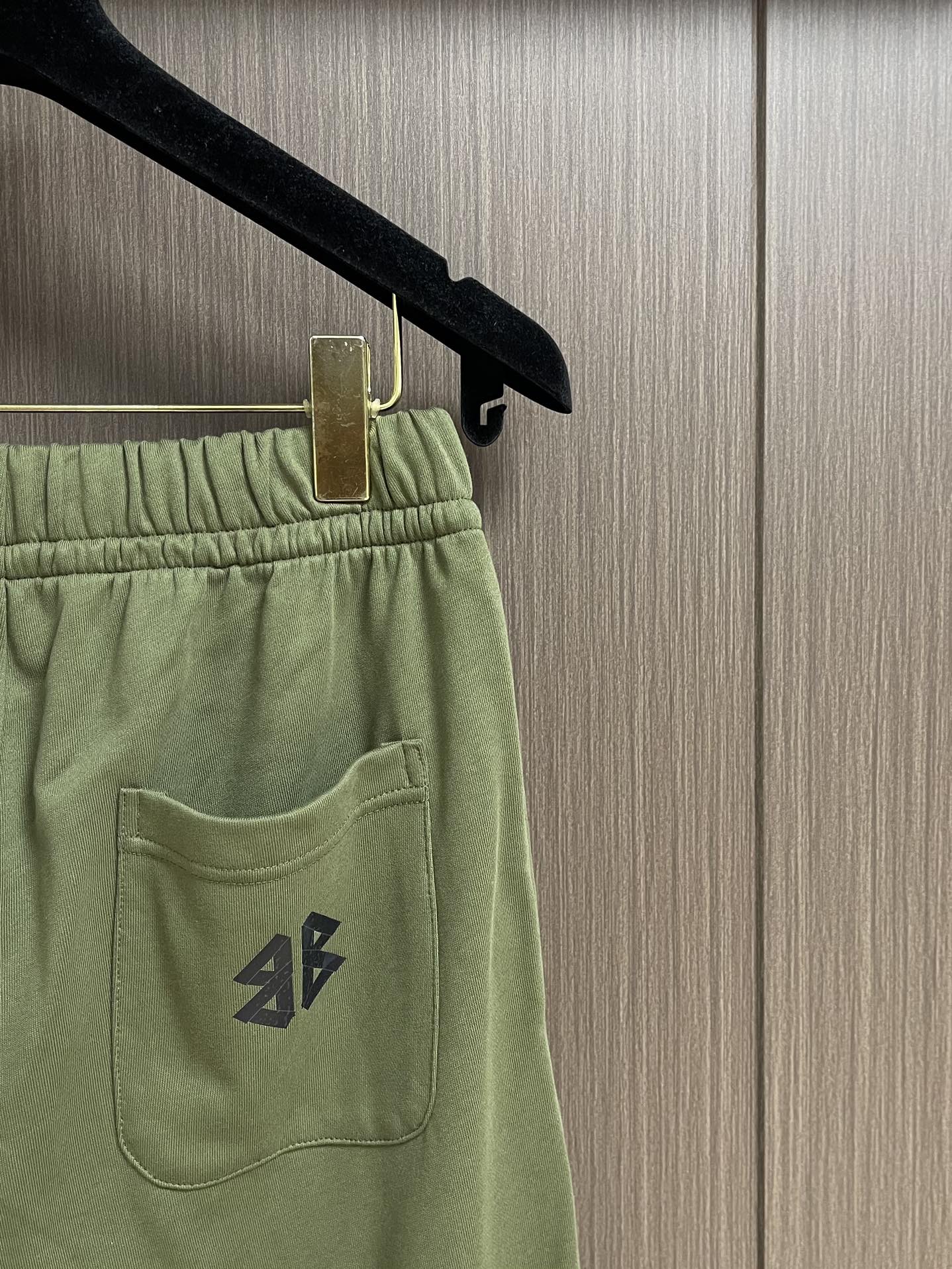 
Balenciaga 2025SS字母logo印花情侣男女卫裤，简单的设计加上基础精致的印花logo，