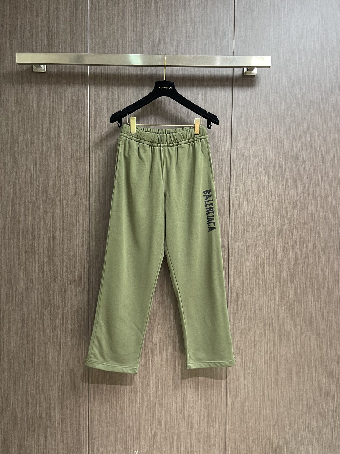 NO:514186,Balenciaga SS letter logo print couple men and women's wardrobe pants, simple design plus basic and exquisite printed logo, simple and generous!  The upper body is comfortable and breathable, with a strong drape!  Stretch the body proportions!  Size M-3XL, balenciaga, alexander wang19860909Balenciaga SS字母logo印花情侣男女卫裤,简单的设计加上基础精致的印花logo,简单大方！上身舒适透气,垂坠感强！拉伸身体比例！尺码M-3XL,,balenciaga,alexander wang,Men's clothing