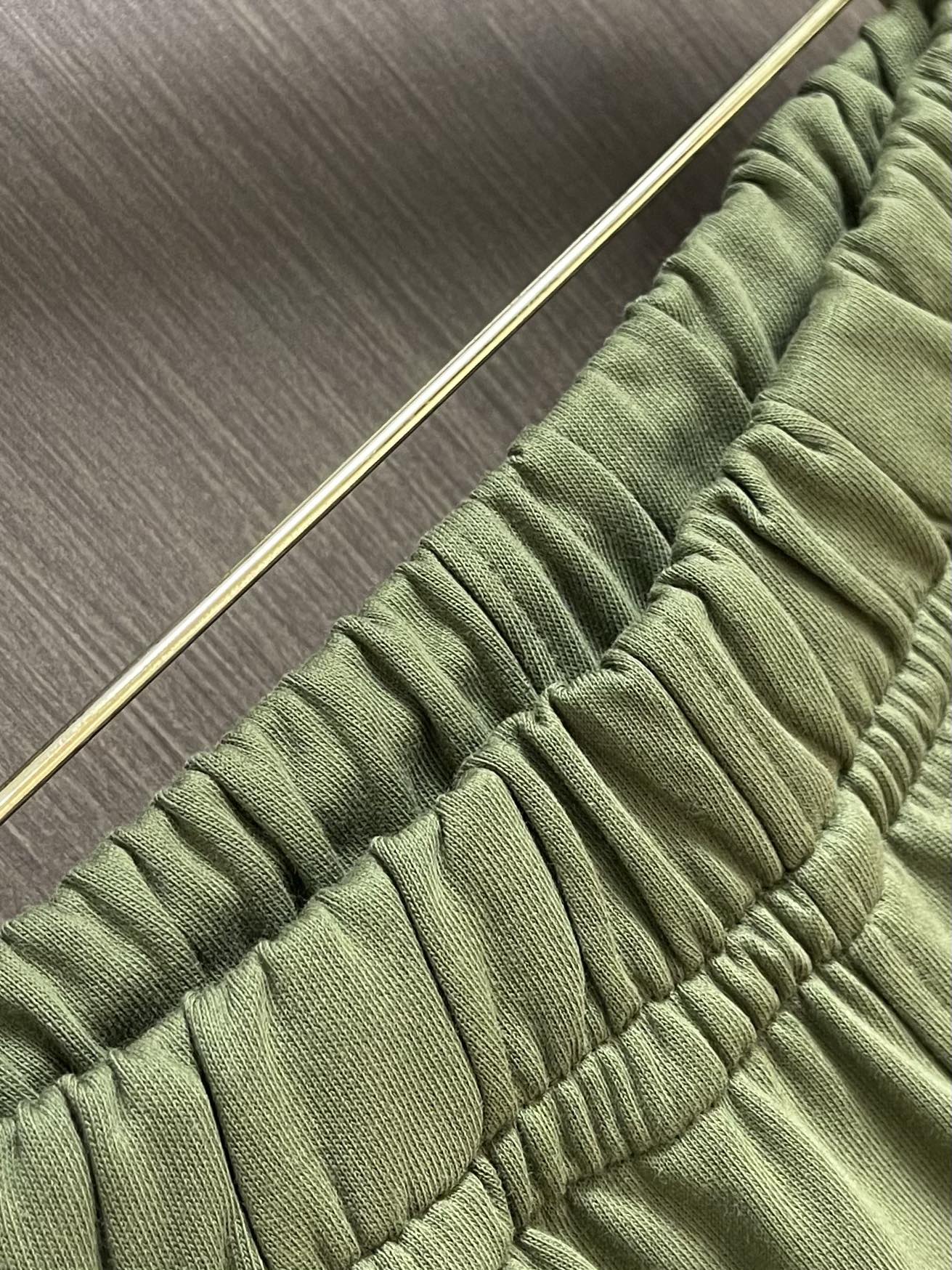 
Balenciaga 2025SS字母logo印花情侣男女卫裤，简单的设计加上基础精致的印花logo，