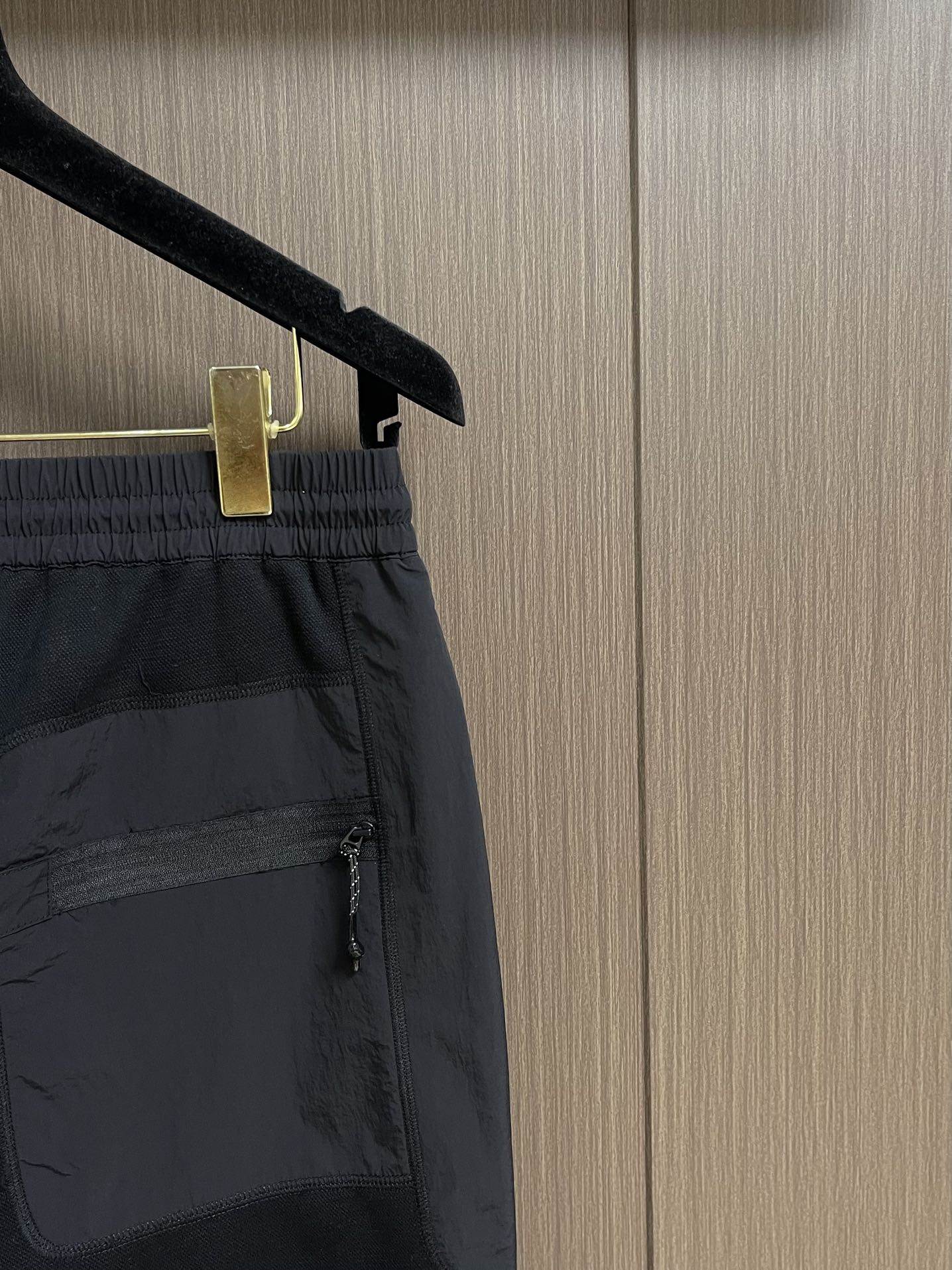 
moncler 2025AW拼接设计休闲裤．拼接设计很有亮点 偏机能风的感觉 时尚 潮流 感觉刚刚好 