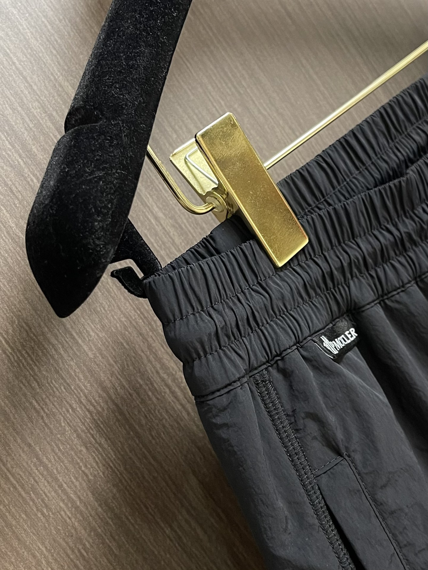 
moncler 2025AW拼接设计休闲裤．拼接设计很有亮点 偏机能风的感觉 时尚 潮流 感觉刚刚好 