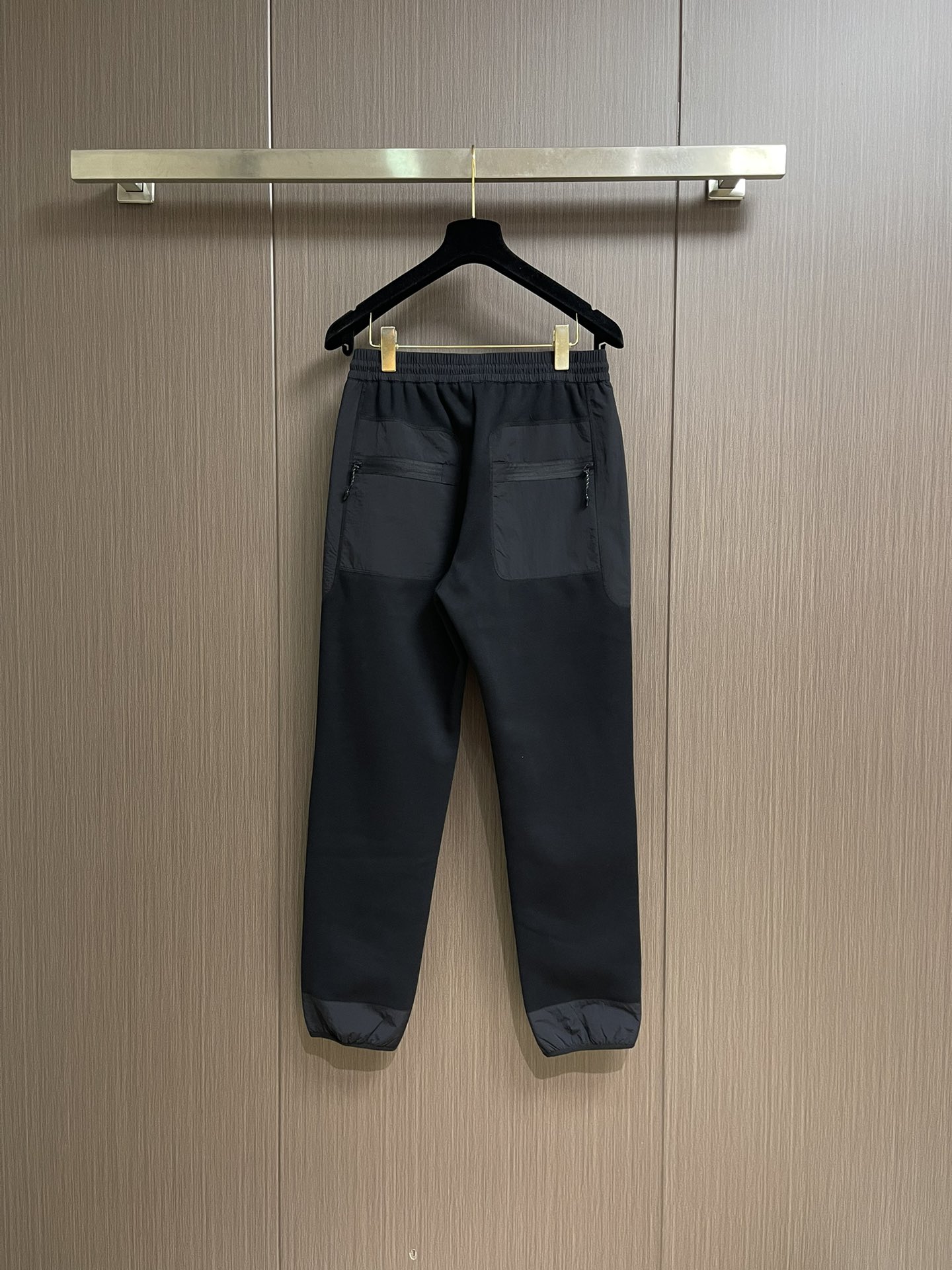 
moncler 2025AW拼接设计休闲裤．拼接设计很有亮点 偏机能风的感觉 时尚 潮流 感觉刚刚好 