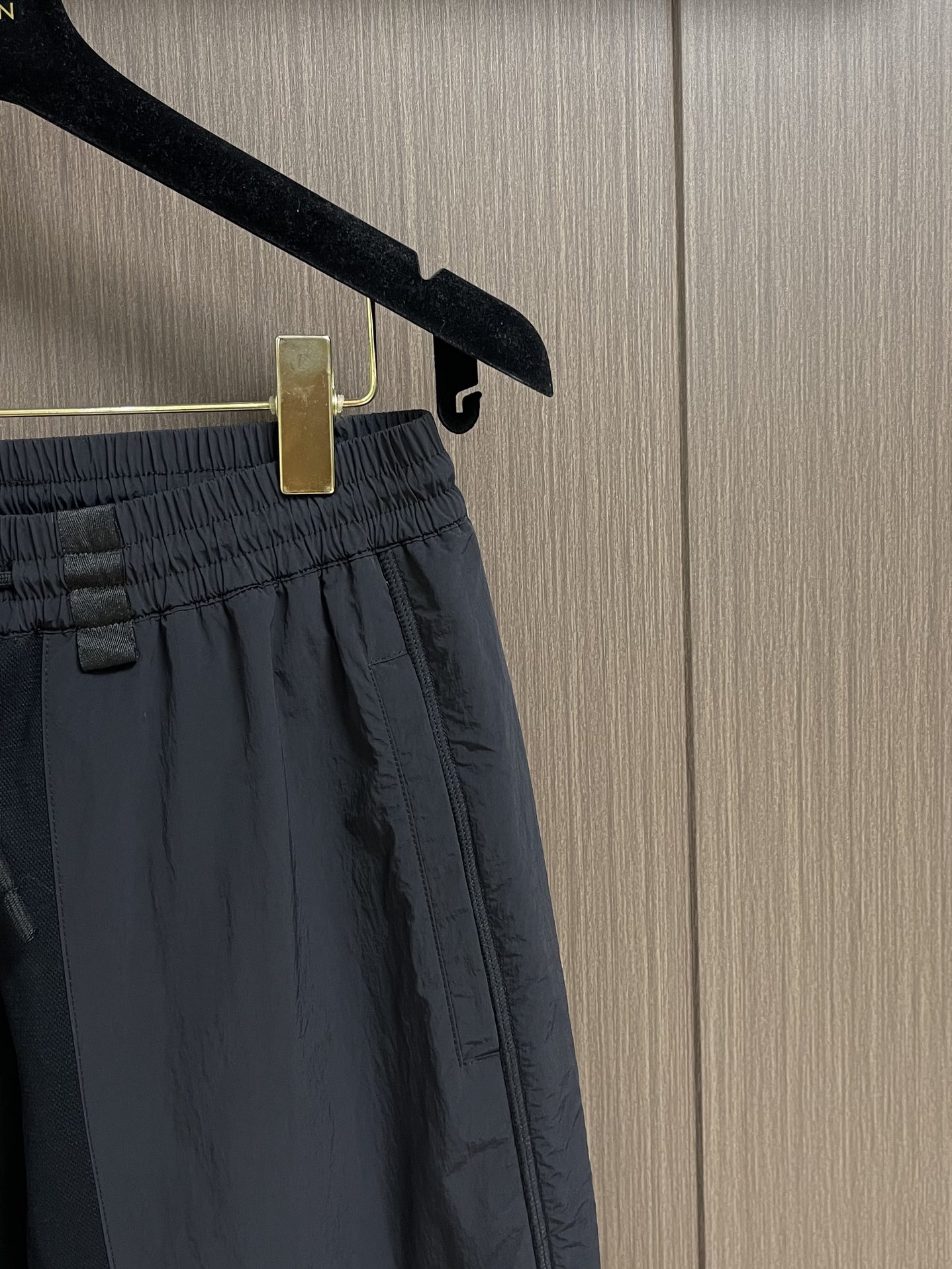 
moncler 2025AW拼接设计休闲裤．拼接设计很有亮点 偏机能风的感觉 时尚 潮流 感觉刚刚好 