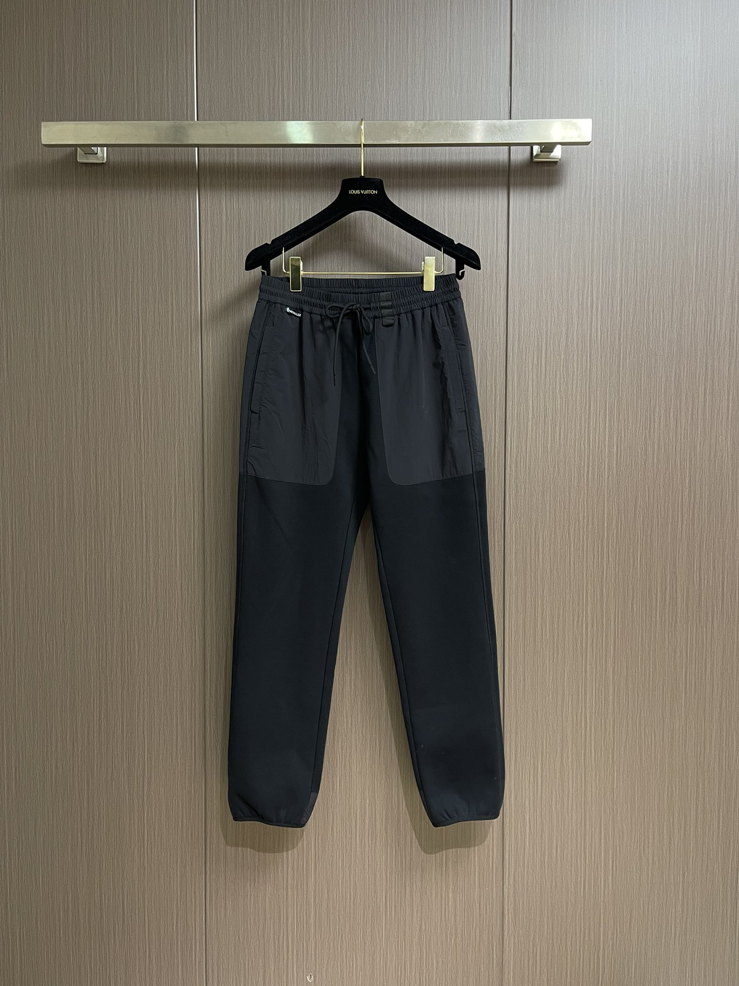 NO:514184,Moncler AW splicing design casual pants.  The splicing design is very highlighted. It has a functional style. Fashion. The feeling is just right. It will not be exaggerated. It can also be designed with pictures. The elastic waist, casual sports, classic style, and the combination of the classic style. Hardware details are all-quality. The insertion bags on both sides. The style is slightly loose. The upper body is casual and fashionable and easy to match. The fabric is made of nylon spliced ​​cotton, and the trouser body is weaves the texture to highlight the texture. The overall upper body is comfortable and breathable, easy to care for and has a good sense of clarity. The overall design is full of vigorous youthful vitality. The order size M-3XL, alexander wang19860909moncler AW拼接设计休闲裤．拼接设计很有亮点 偏机能风的感觉 时尚 潮流 感觉刚刚好 不会过分的夸张 又能图片设计松紧腰休闲运动经典款式合体的剪裁 五金细节全品相 两侧插袋 版型采用略微宽松的剪裁；上身随意时尚,易搭配 面料采用尼龙拼接棉的材质,裤身面料织法华夫格纹理 凸显质感 整体 上身舒适透气,易打理的同时又有很好的挺括感,整体的设计充满了蓬勃的年轻活力,全品相订单尺码M-3XL,,alexander wang,Men's clothing