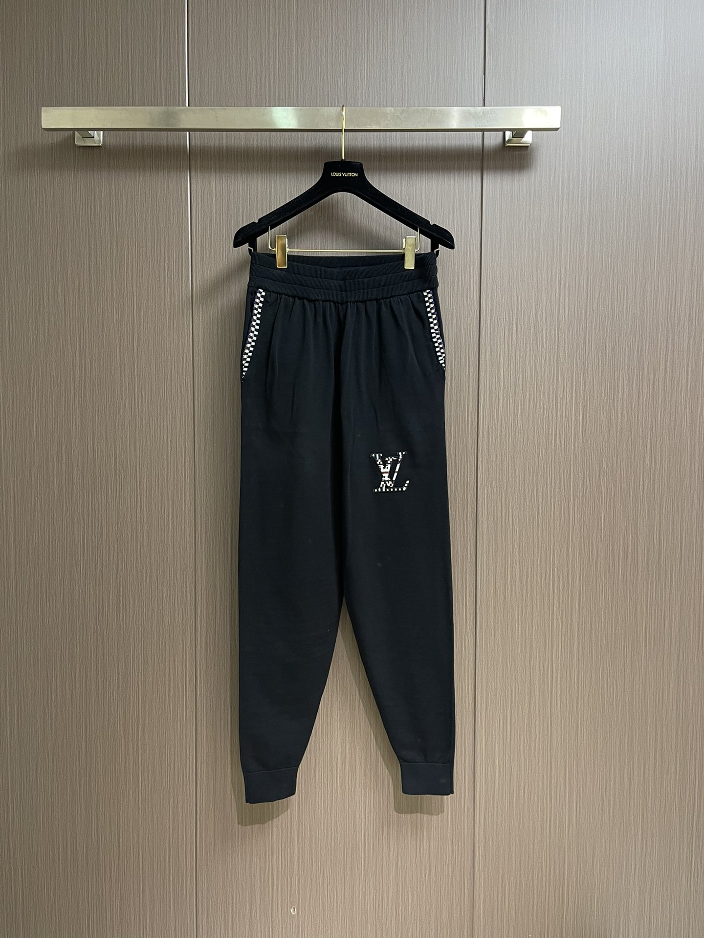 NO:516773,LV 2025ss new cotton knitted sweatpants, dipped in deep tones, blending colorful crochet-style ribbed details on both sides and back pockets, echoing the checkerboard pattern on the left LV embroidered logo. It can be used to create a leisurely and elegant shape with the same waist jacket to light up the comfortable time of the cruise. Size S-XL,,louis vuitton, jackets & coats,alexander wang19860909LV 2025ss新款棉质针织运动裤,浸染深邃色调,于两侧和后袋融入缤纷钩针风格罗纹细节,与左侧 LV 刺绣标识的棋盘格纹图案互为呼应.可与同款束腰夹克共筑闲雅造型,点亮惬意的航游时光.尺码S-XL,,louis vuitton,jackets & coats,alexander wang,Men's clothing