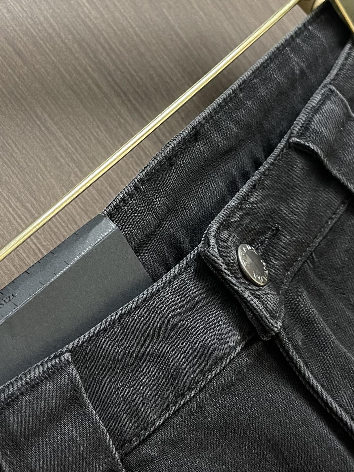 
Prada 侧袋标识刺绣牛仔裤，经典的五袋裤，客供的丹宁，料薄且质软，横向极微弹力，中度水洗，非常干净