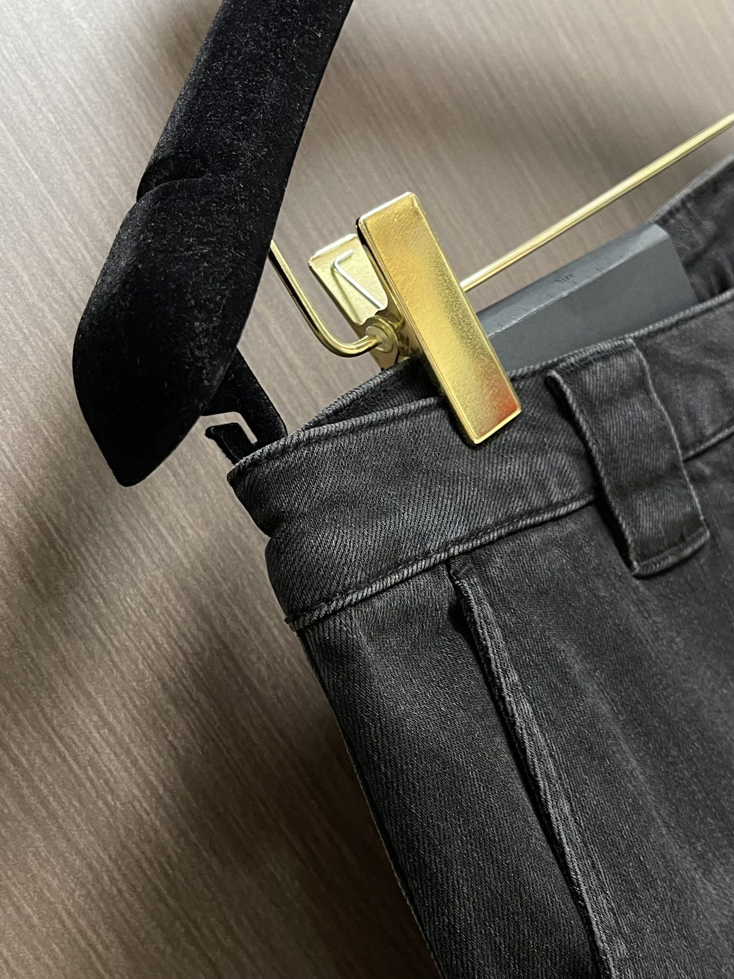 
Prada 侧袋标识刺绣牛仔裤，经典的五袋裤，客供的丹宁，料薄且质软，横向极微弹力，中度水洗，非常干净