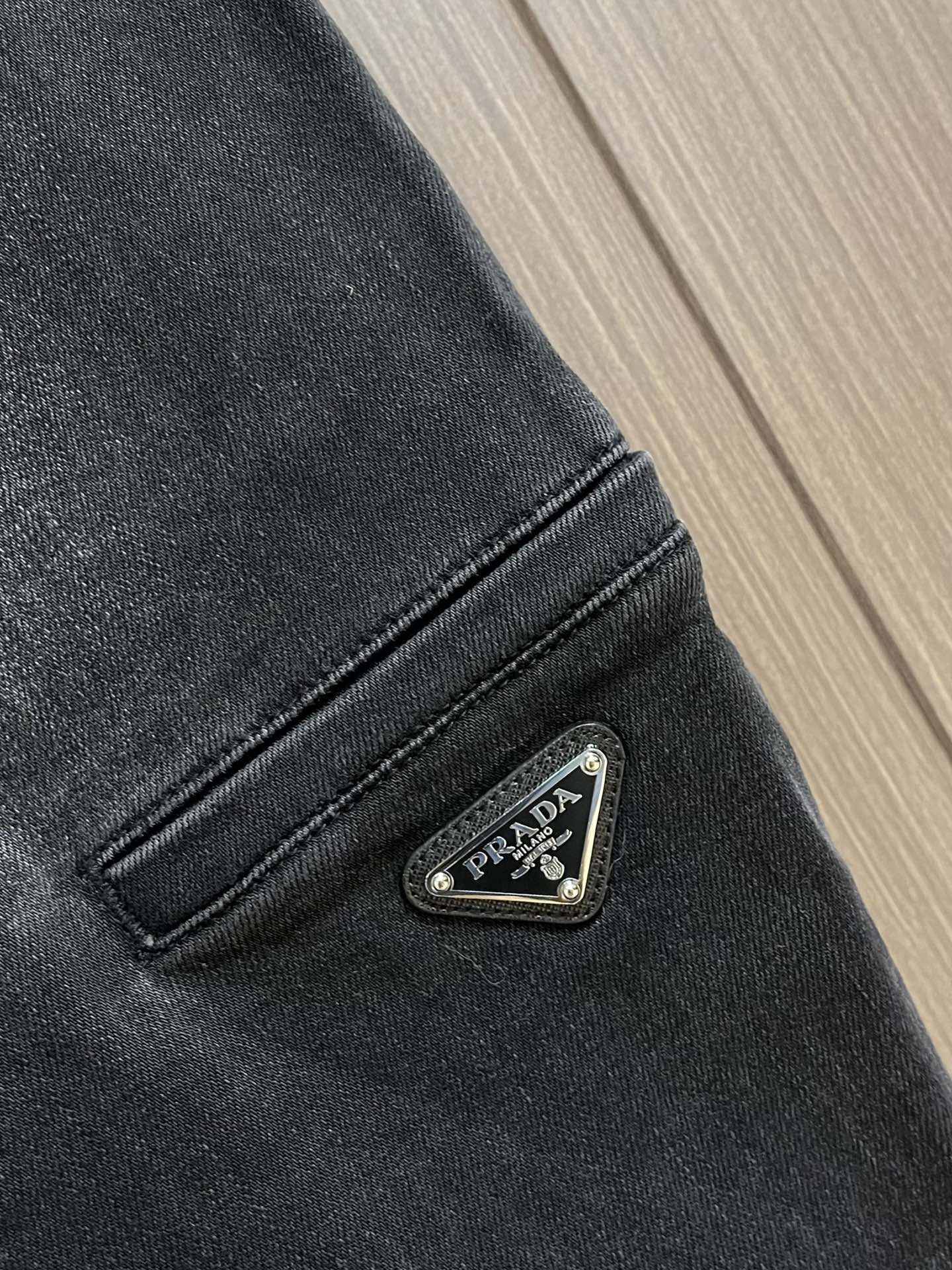 
Prada 侧袋标识刺绣牛仔裤，经典的五袋裤，客供的丹宁，料薄且质软，横向极微弹力，中度水洗，非常干净