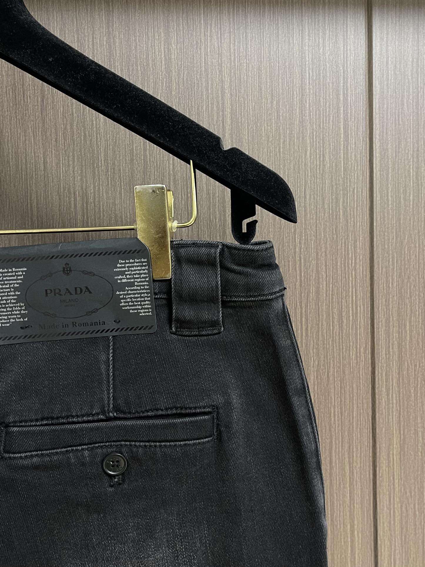 
Prada 侧袋标识刺绣牛仔裤，经典的五袋裤，客供的丹宁，料薄且质软，横向极微弹力，中度水洗，非常干净