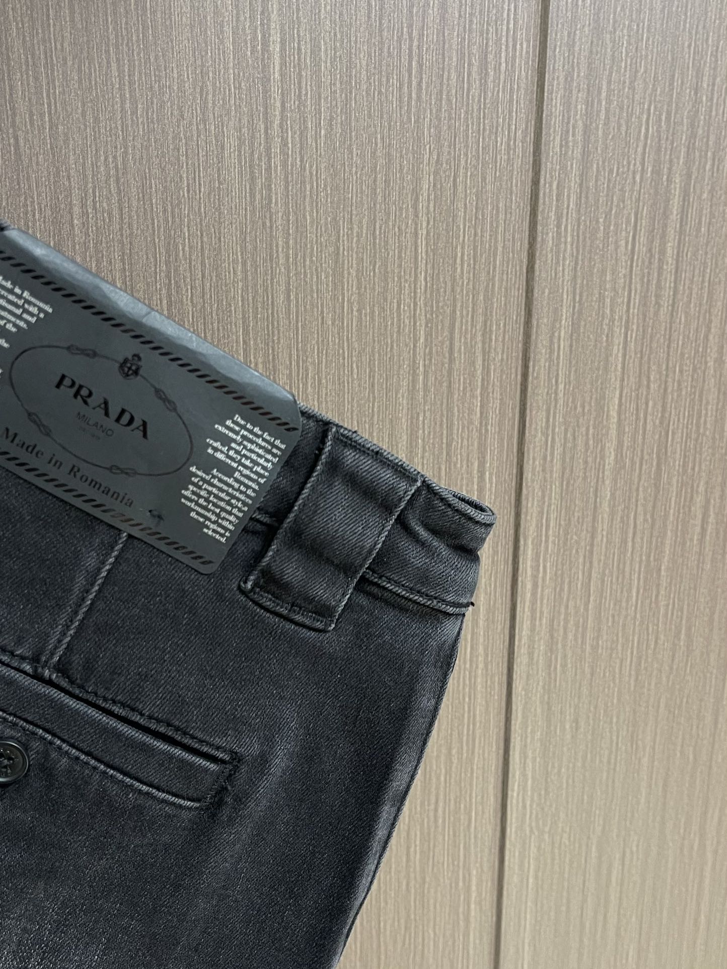 
Prada 侧袋标识刺绣牛仔裤，经典的五袋裤，客供的丹宁，料薄且质软，横向极微弹力，中度水洗，非常干净