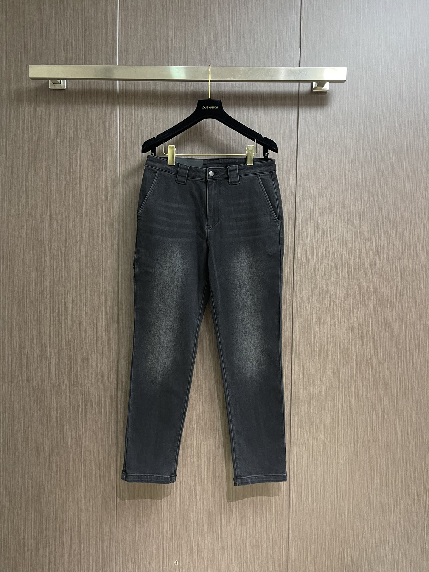 NO:514193,Prada side bag logo embroidered jeans, classic five-bag pants, customer-supplied tannins, thin and soft, extremely slim horizontal, moderately washed, very clean and solid color!  Wear a face with a light-colored top. It can be matched with the same style to create a fashionable look, control various occasions, customize auxiliary materials, complete three standards, the same style for men and women. Size 30-38, 35, no 37,,prada,jeans,alexander wang19860909Prada 侧袋标识刺绣牛仔裤,经典的五袋裤,客供的丹宁,料薄且质软,横向极微弹力,中度水洗,非常干净纯色！跟浅色上衣配一脸.能与同款搭配营造时尚造型,驾驭各种场合,定制辅料,三标齐全,男女同款.尺码30-38 有35 无37,,prada,jeans,alexander wang,Men's clothing