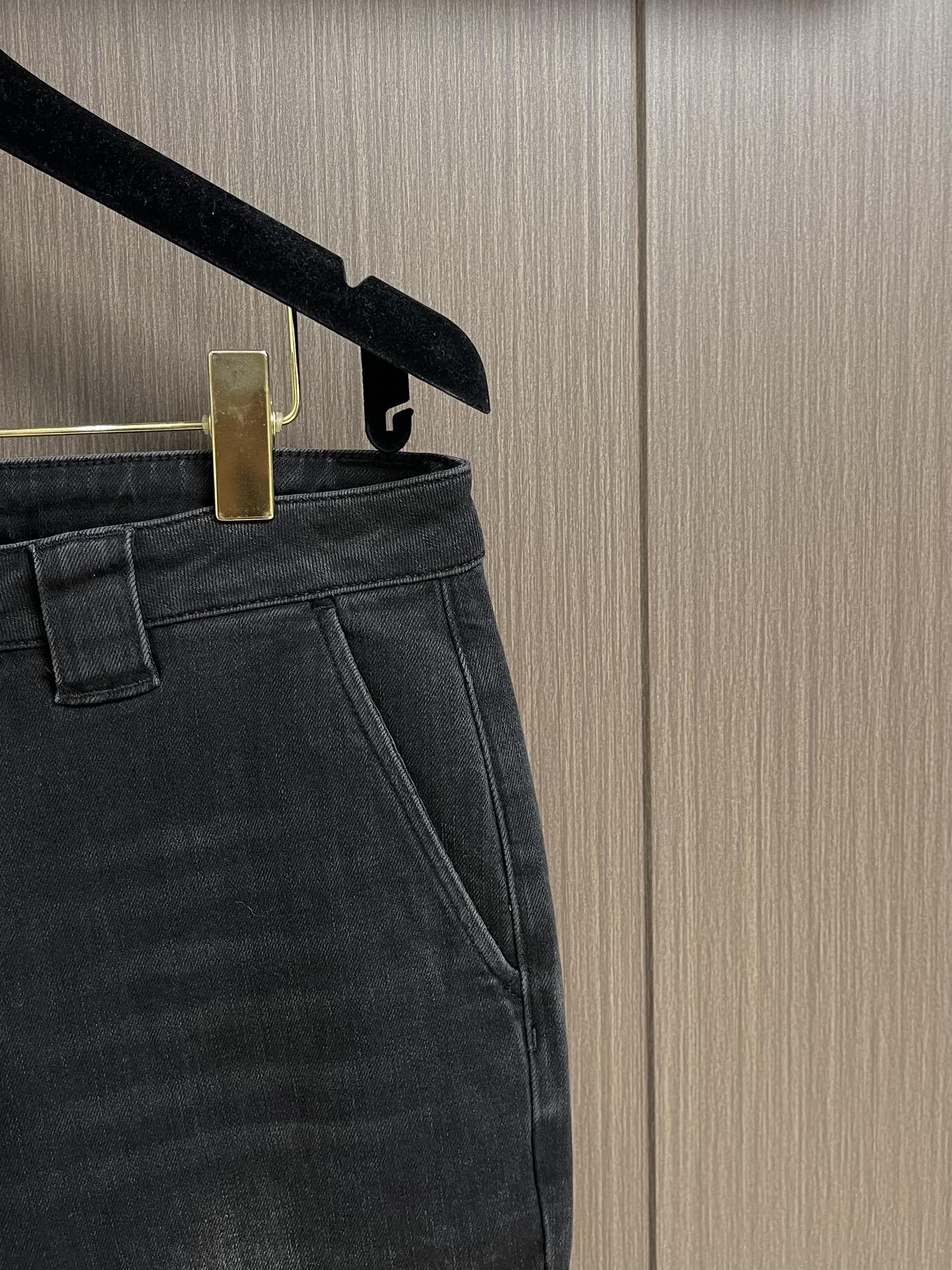 
Prada 侧袋标识刺绣牛仔裤，经典的五袋裤，客供的丹宁，料薄且质软，横向极微弹力，中度水洗，非常干净