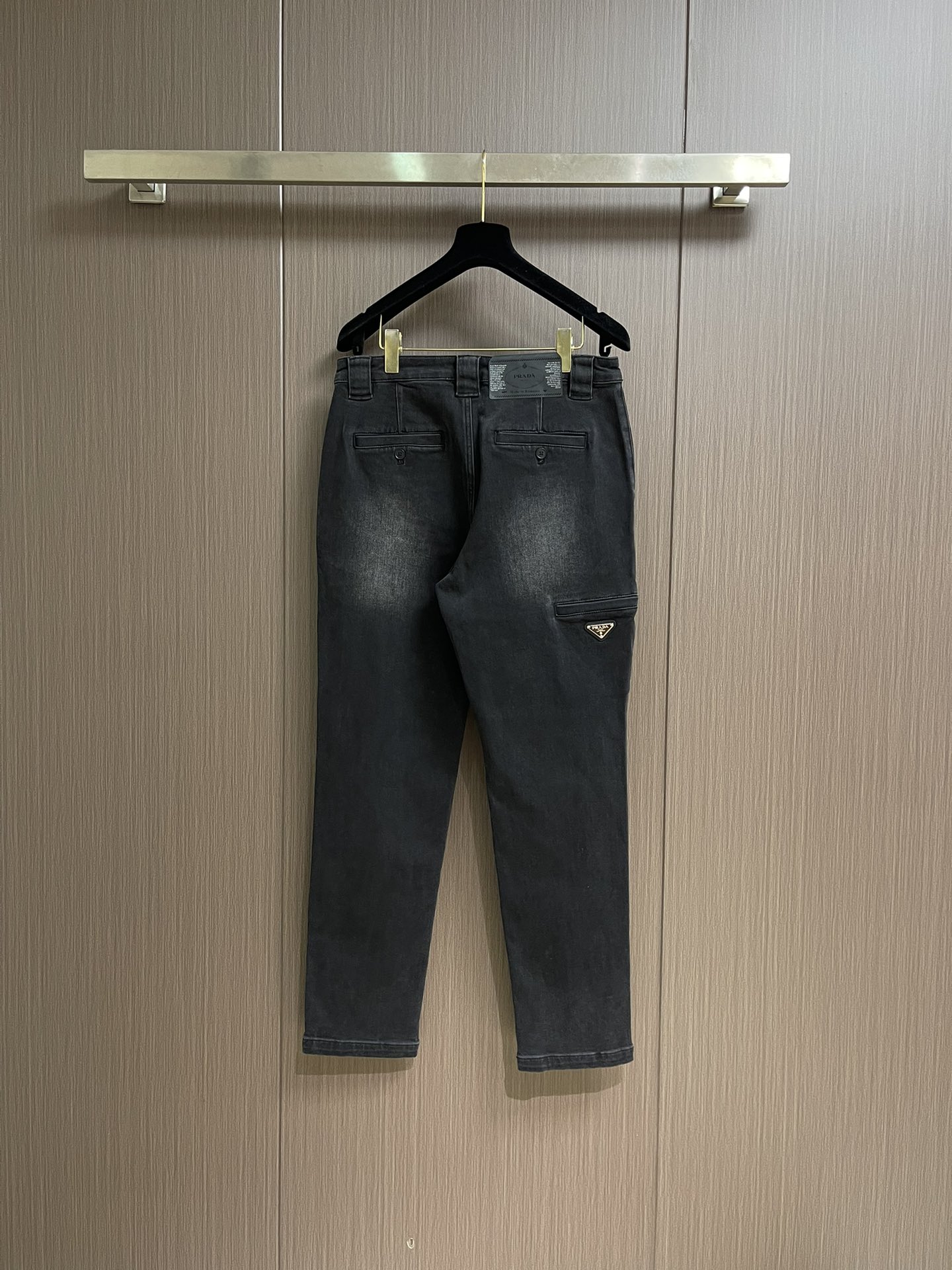 
Prada 侧袋标识刺绣牛仔裤，经典的五袋裤，客供的丹宁，料薄且质软，横向极微弹力，中度水洗，非常干净