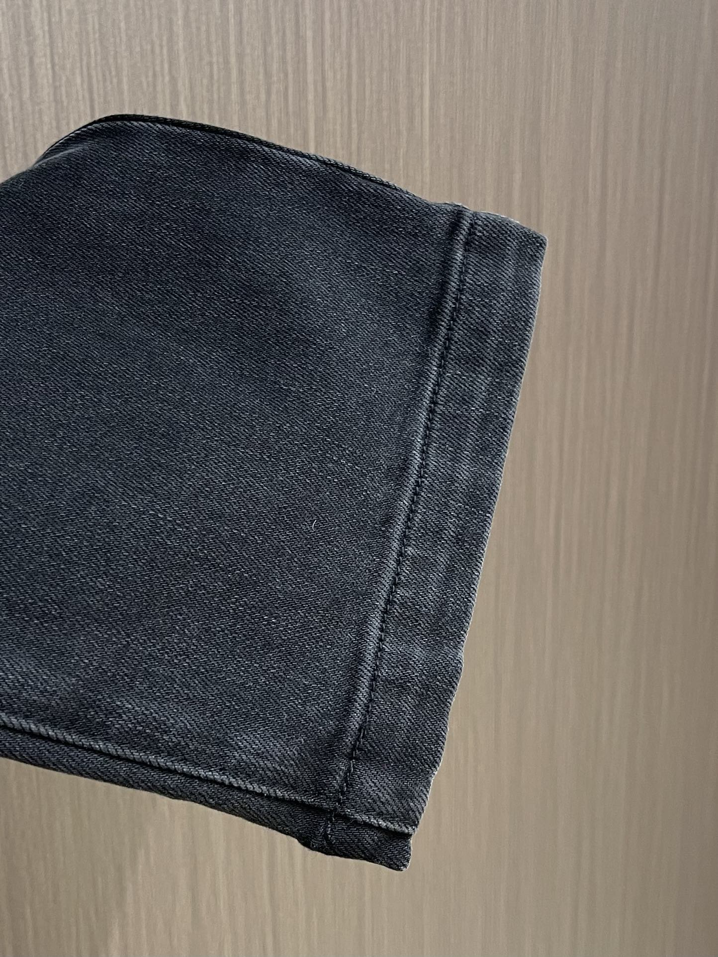 
Prada 侧袋标识刺绣牛仔裤，经典的五袋裤，客供的丹宁，料薄且质软，横向极微弹力，中度水洗，非常干净