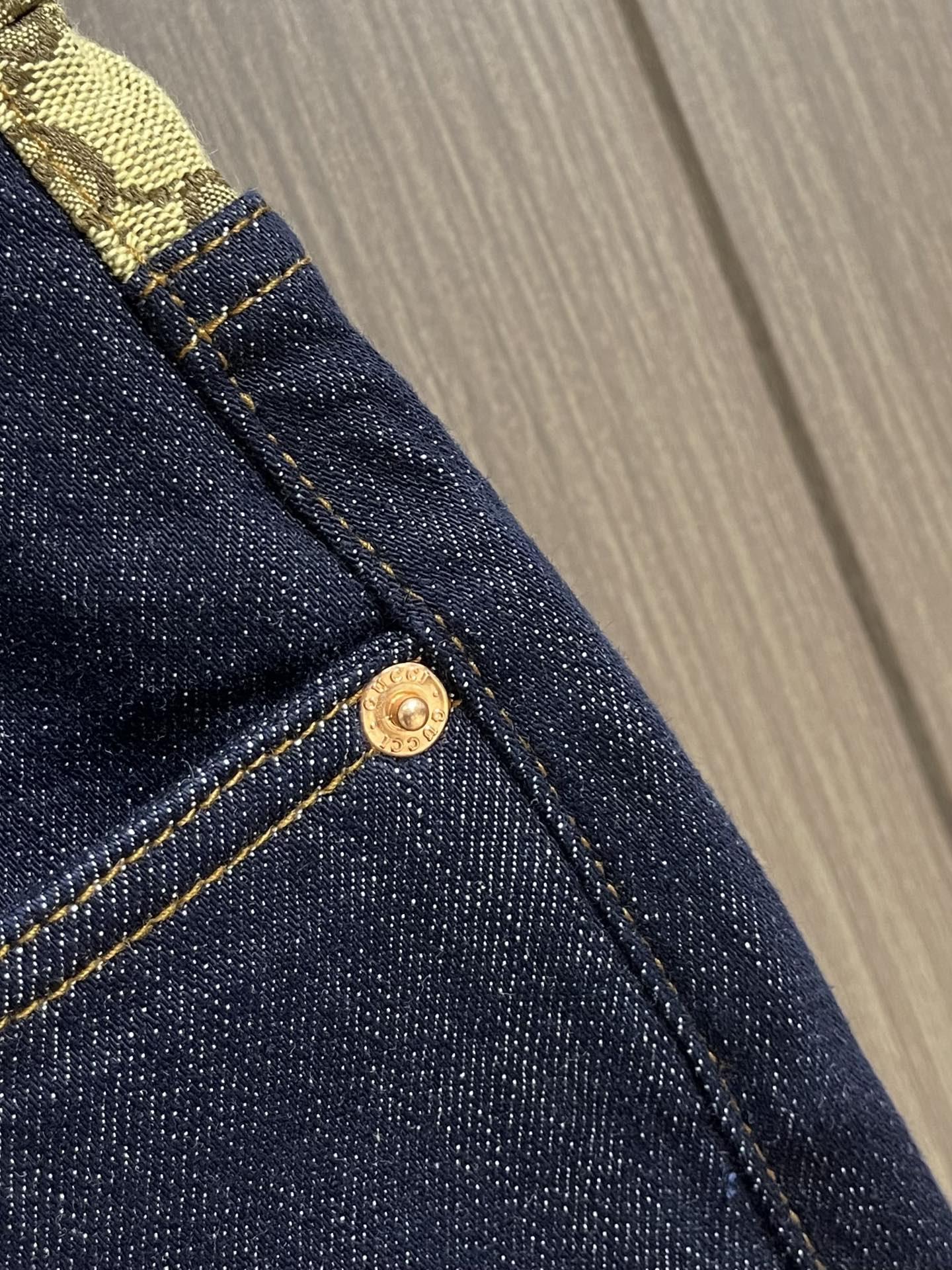 
GUCCI 2025AW 秋冬款 全品相订单！老花拼接经典五袋款男士小直筒牛仔裤 腰际老花点缀的设计 