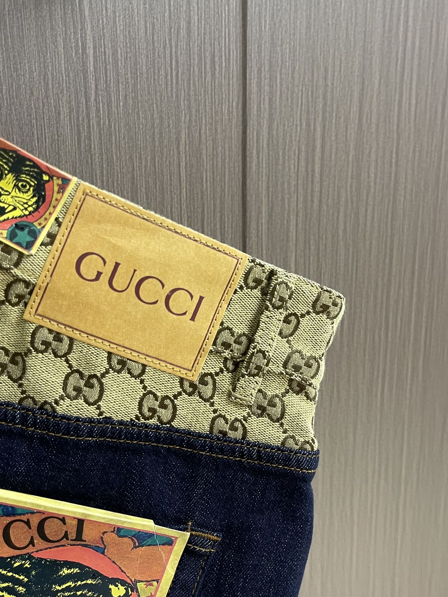 
GUCCI 2025AW 秋冬款 全品相订单！老花拼接经典五袋款男士小直筒牛仔裤 腰际老花点缀的设计 