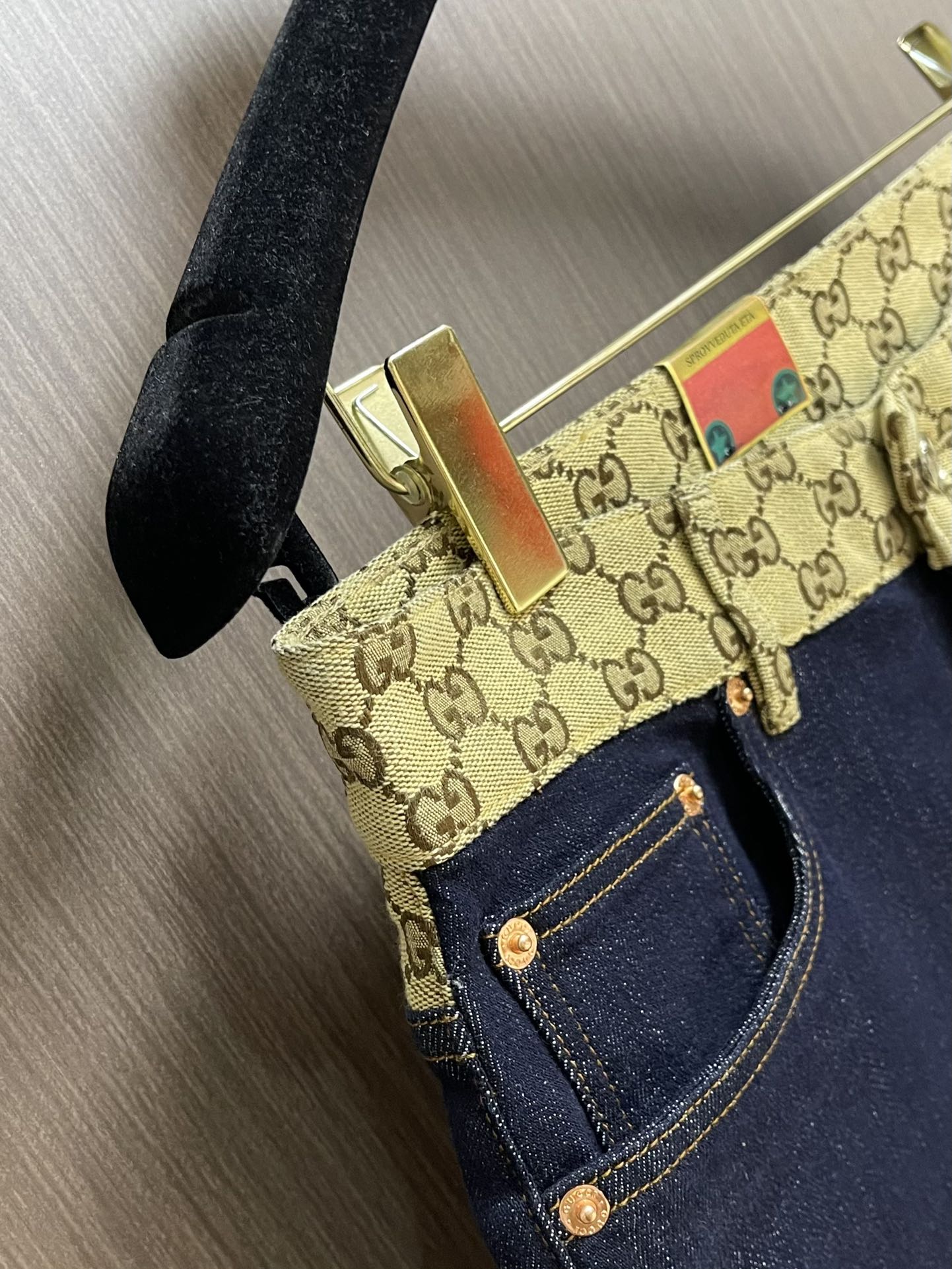 
GUCCI 2025AW 秋冬款 全品相订单！老花拼接经典五袋款男士小直筒牛仔裤 腰际老花点缀的设计 