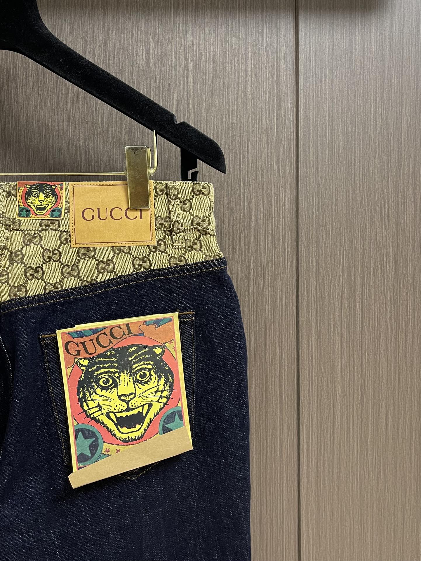 
GUCCI 2025AW 秋冬款 全品相订单！老花拼接经典五袋款男士小直筒牛仔裤 腰际老花点缀的设计 