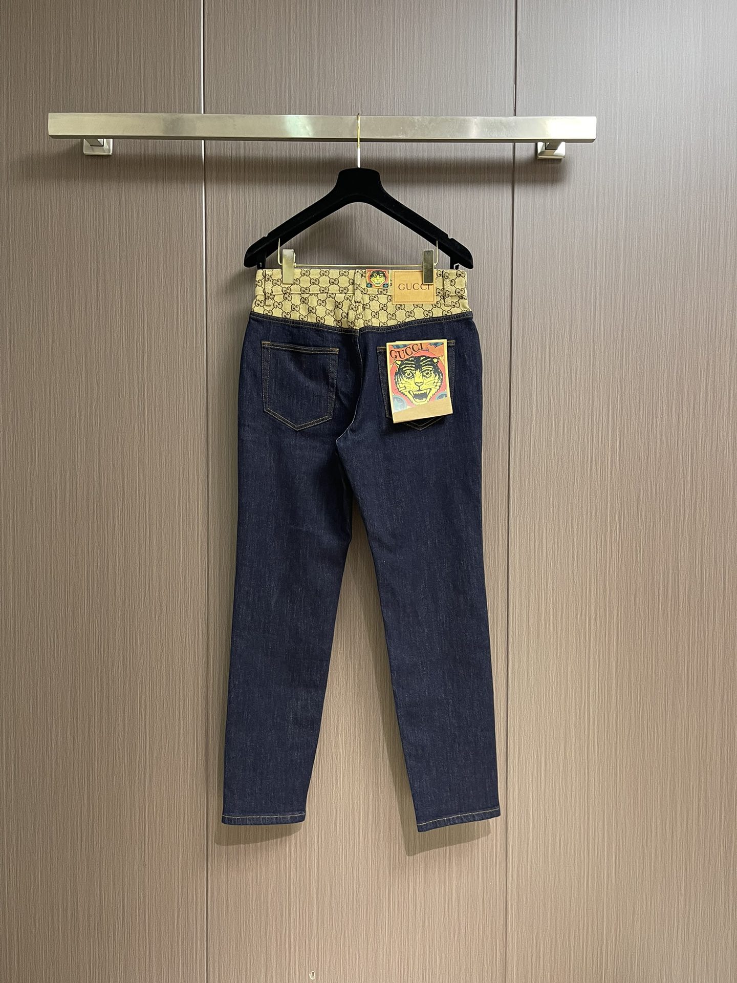 
GUCCI 2025AW 秋冬款 全品相订单！老花拼接经典五袋款男士小直筒牛仔裤 腰际老花点缀的设计 