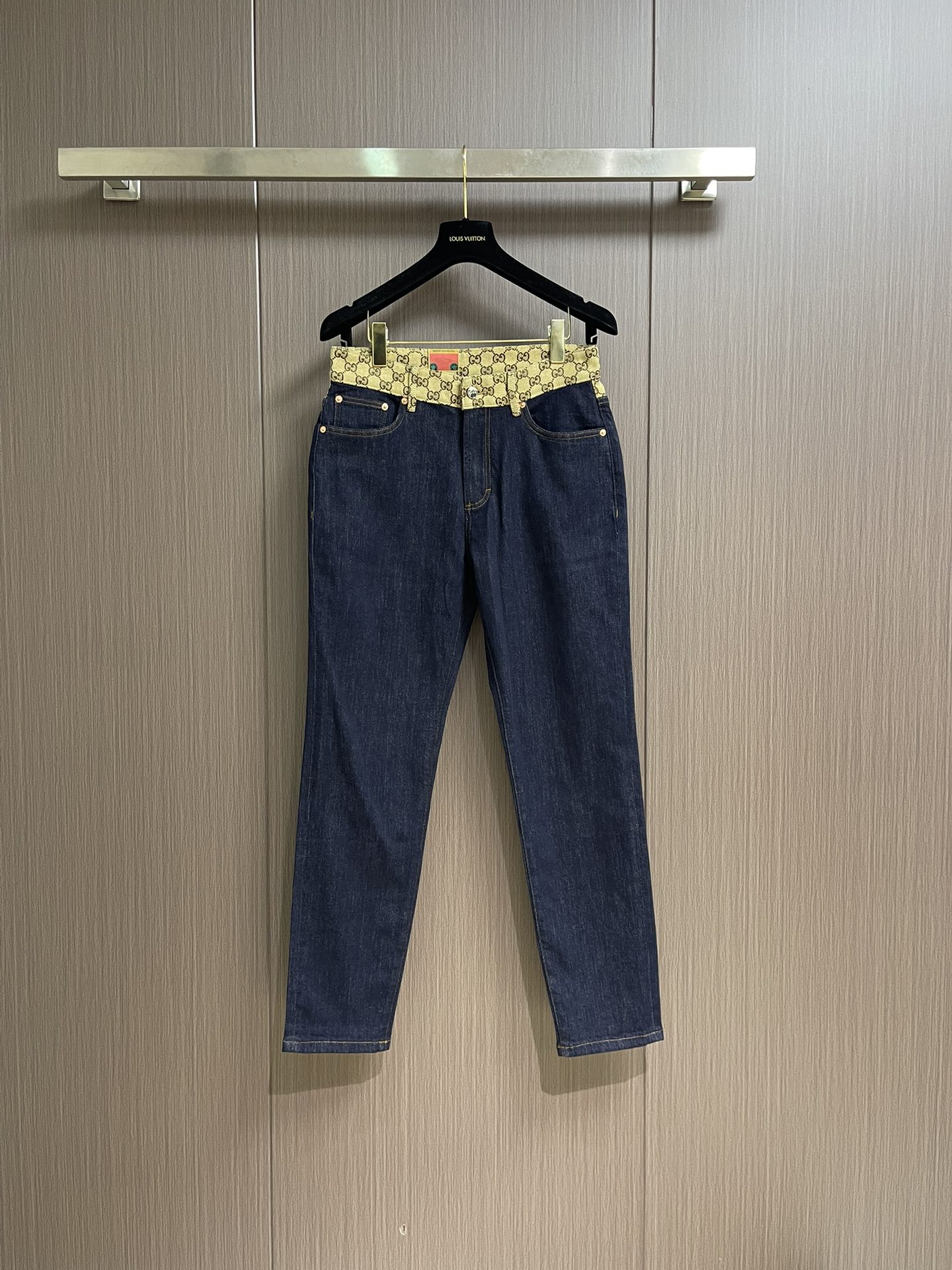 NO:514196,GUCCI AW Autumn and Winter Model Full-quality Order!  Classic five-bag men's small straight jeans with presbyopia at the waist, with a very highlight. Combination tailoring, full-quality hardware accessories, exquisite and highlight texture, classic and versatile primary color washing, high wearability, no matter how you match it, you won't make mistakes. Fabrics are provided with order-woven denim fabrics, micro-stretch, spring thickness, comfortable and not tight upper body, skin-friendly and breathable. I highly recommend jeans. Size 30-38, 35, no 37,,gucci,jeans,alexander wang19860909GUCCI AW 秋冬款 全品相订单！老花拼接经典五袋款男士小直筒牛仔裤 腰际老花点缀的设计 很有亮点 合体的剪裁 全品相五金辅料 精致而凸显质感 经典百搭的原色水洗 实穿性很高 不管怎么搭配都不会出错 面料客供订织牛仔面料 微弹力 春季厚度 上身舒适不紧绷 亲肤而透气 喜欢牛仔裤强烈推荐.尺码30-38 有35 无37,,gucci,jeans,alexander wang,Men's clothing