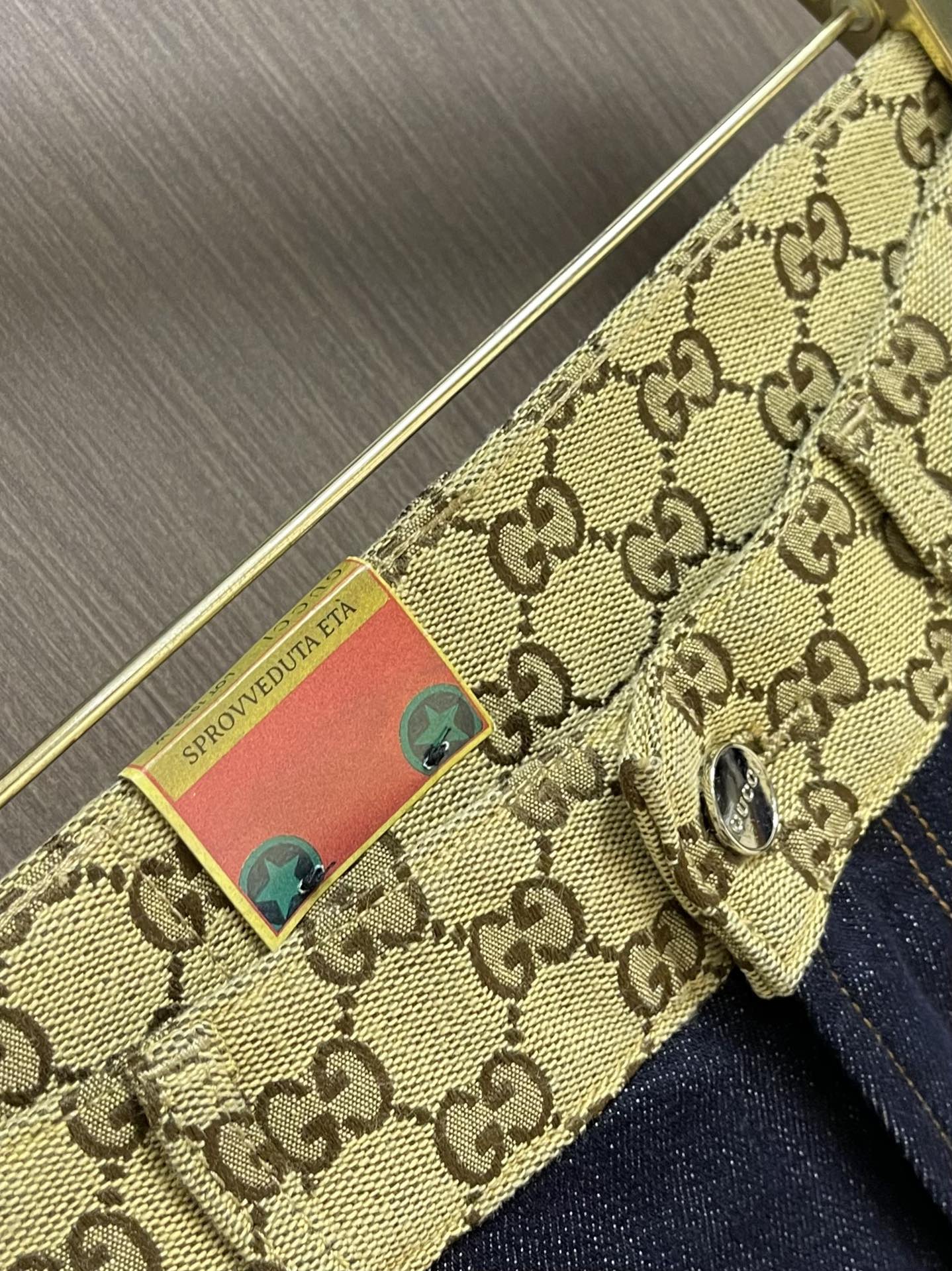 
GUCCI 2025AW 秋冬款 全品相订单！老花拼接经典五袋款男士小直筒牛仔裤 腰际老花点缀的设计 