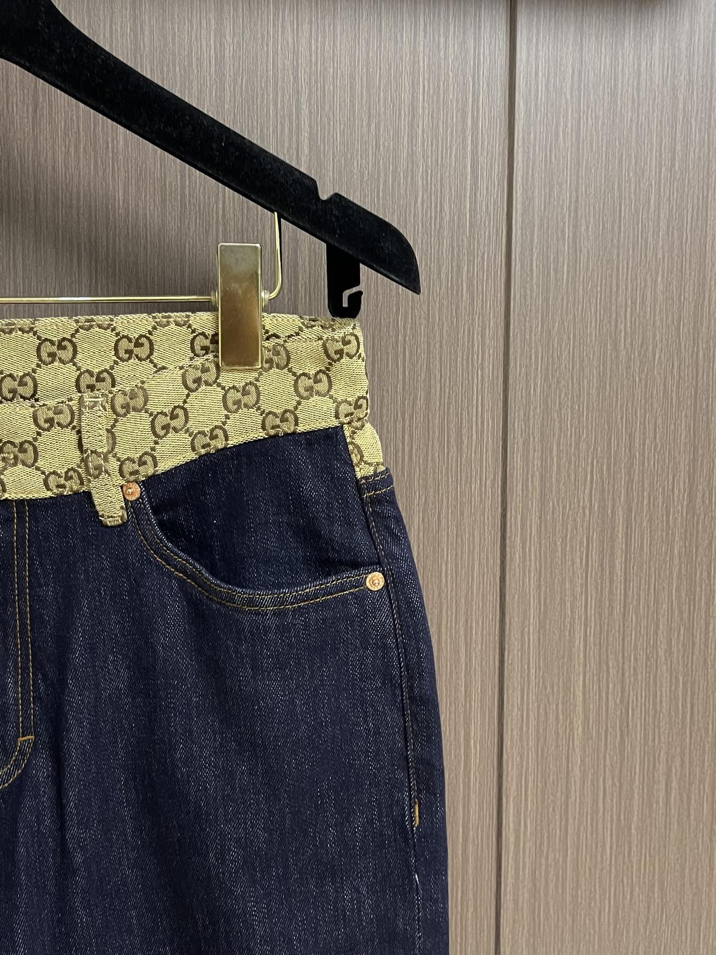 
GUCCI 2025AW 秋冬款 全品相订单！老花拼接经典五袋款男士小直筒牛仔裤 腰际老花点缀的设计 