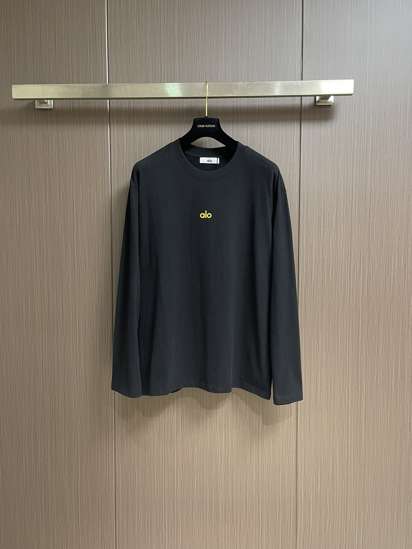 
ALO 2025SS新款圆领长袖T恤，采用客供独家进口定制面料，面料表面非常有质感显而易见，上身透气轻
