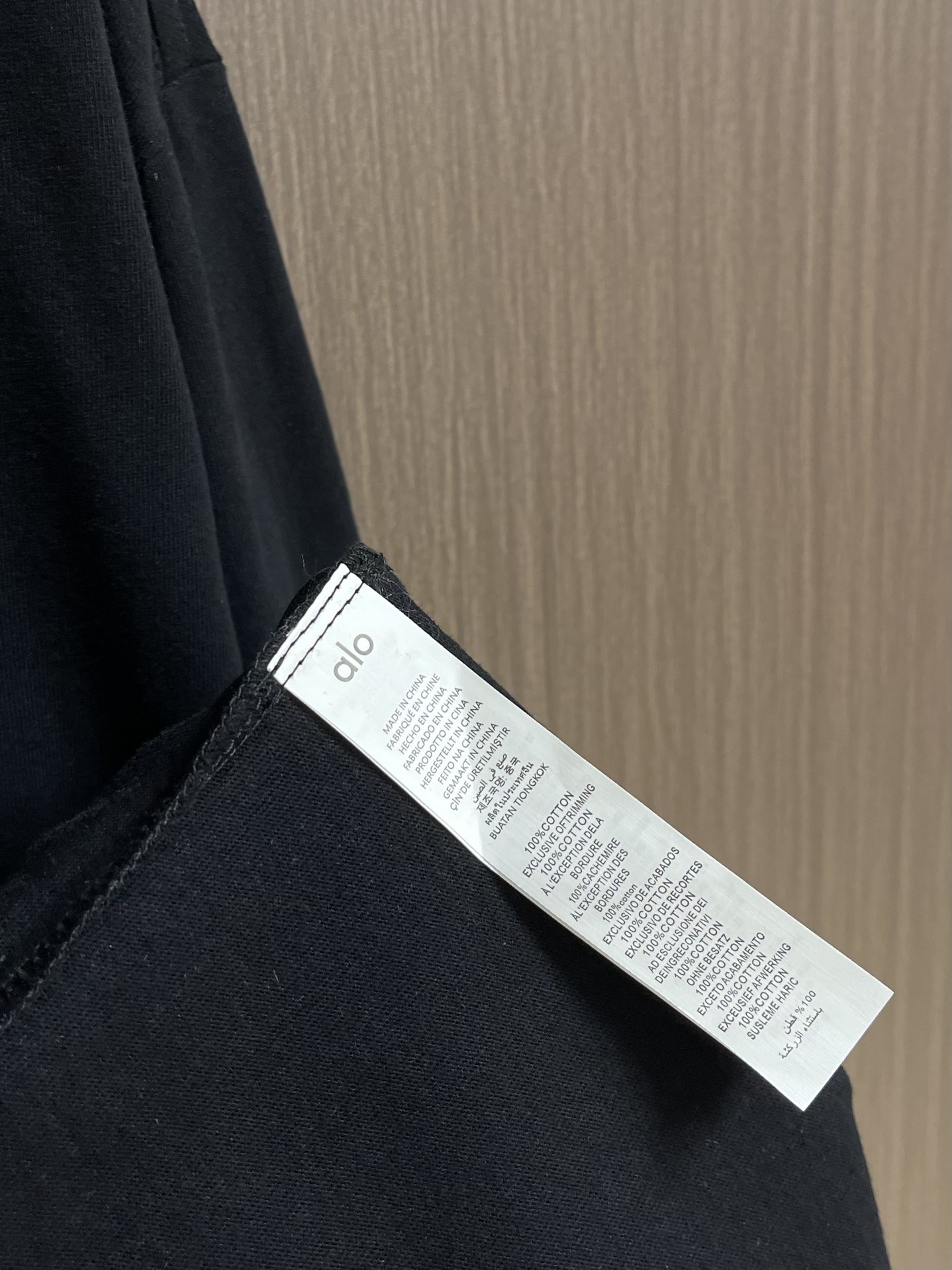 
ALO 2025SS新款圆领长袖T恤，采用客供独家进口定制面料，面料表面非常有质感显而易见，上身透气轻