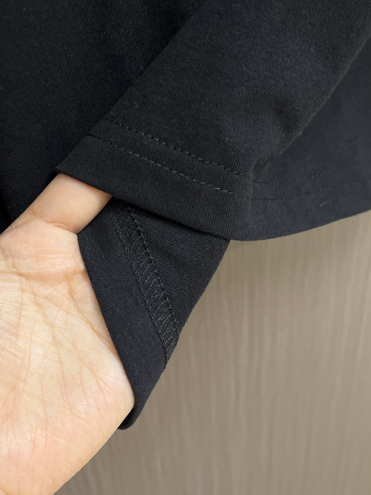 
ALO 2025SS新款圆领长袖T恤，采用客供独家进口定制面料，面料表面非常有质感显而易见，上身透气轻