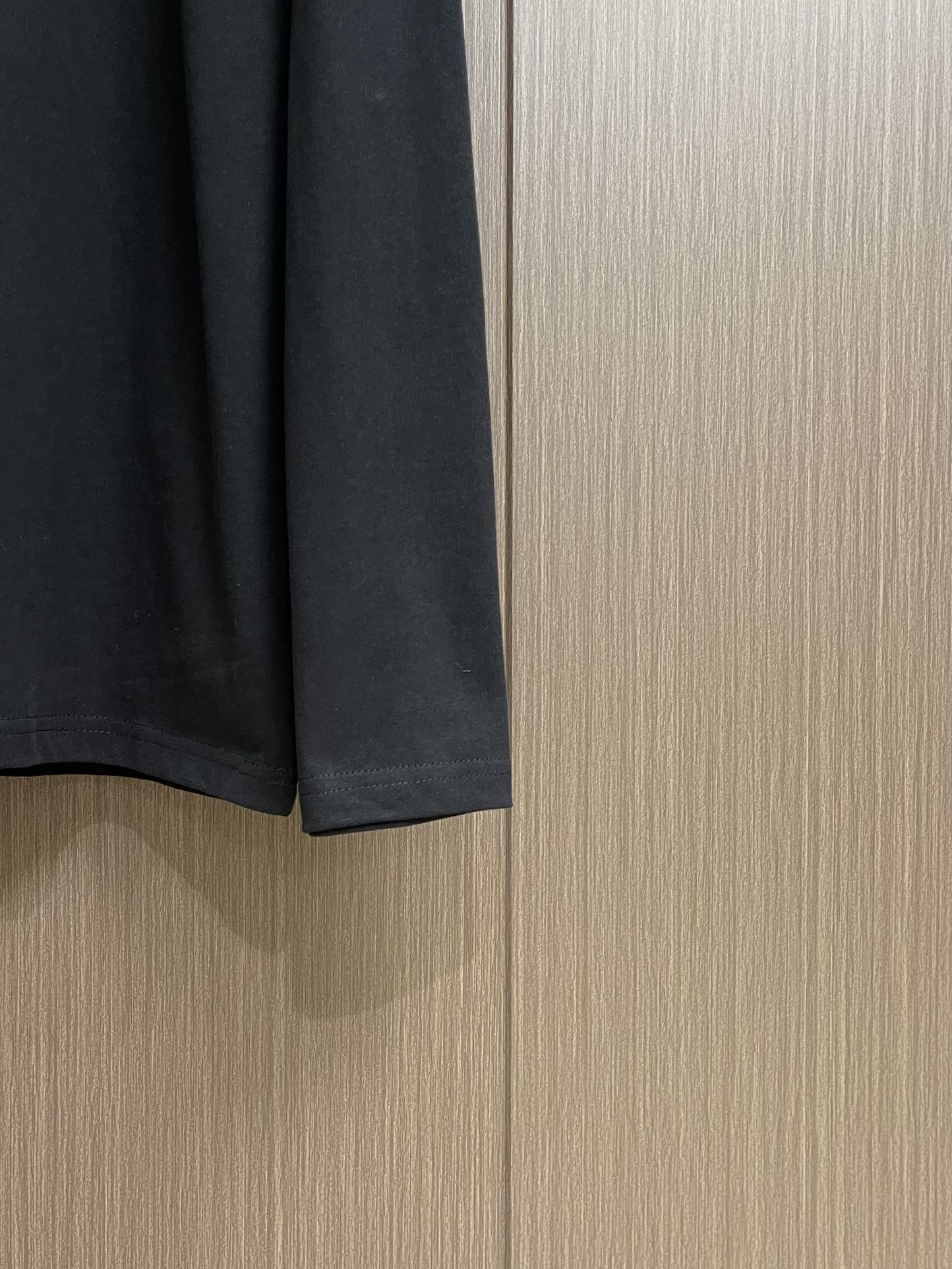 
ALO 2025SS新款圆领长袖T恤，采用客供独家进口定制面料，面料表面非常有质感显而易见，上身透气轻