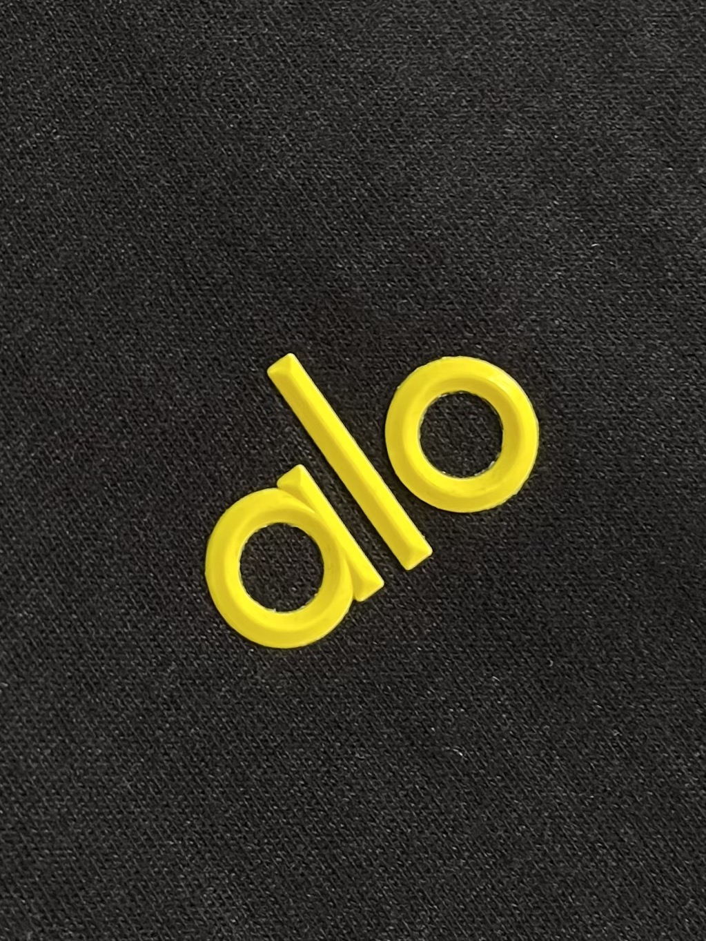 
ALO 2025SS新款圆领长袖T恤，采用客供独家进口定制面料，面料表面非常有质感显而易见，上身透气轻