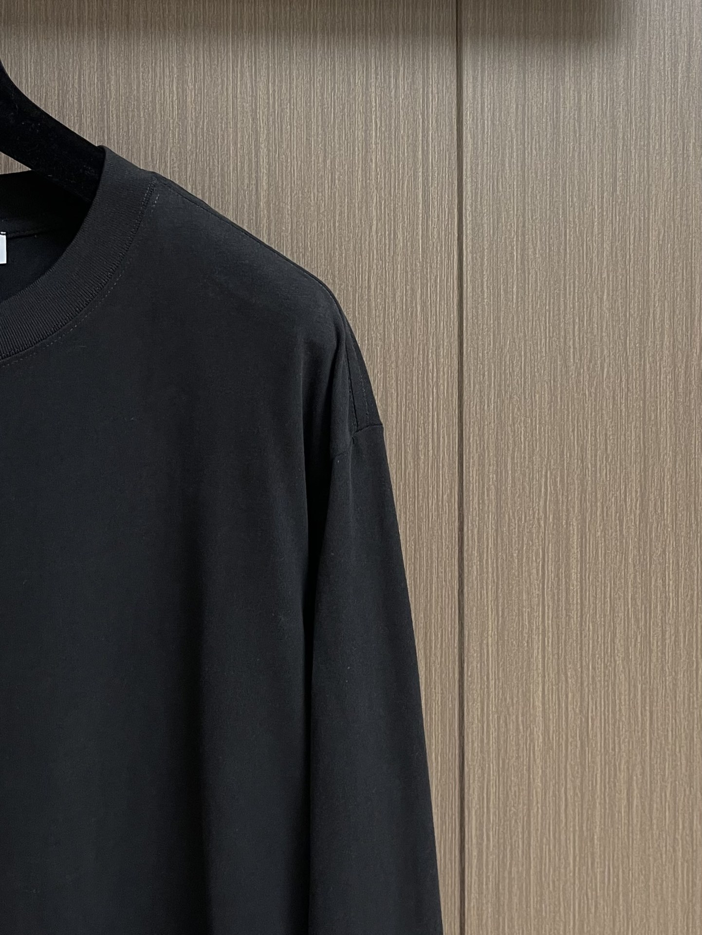 
ALO 2025SS新款圆领长袖T恤，采用客供独家进口定制面料，面料表面非常有质感显而易见，上身透气轻