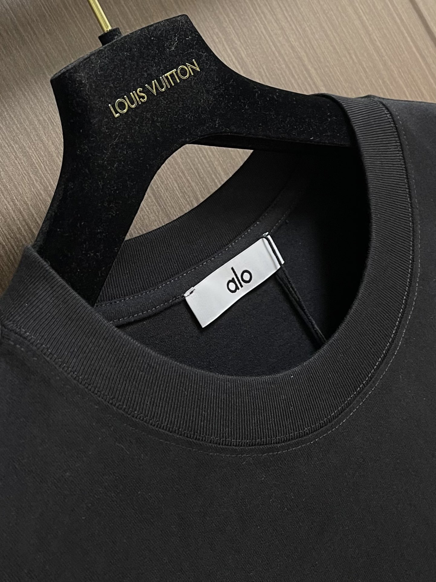 
ALO 2025SS新款圆领长袖T恤，采用客供独家进口定制面料，面料表面非常有质感显而易见，上身透气轻