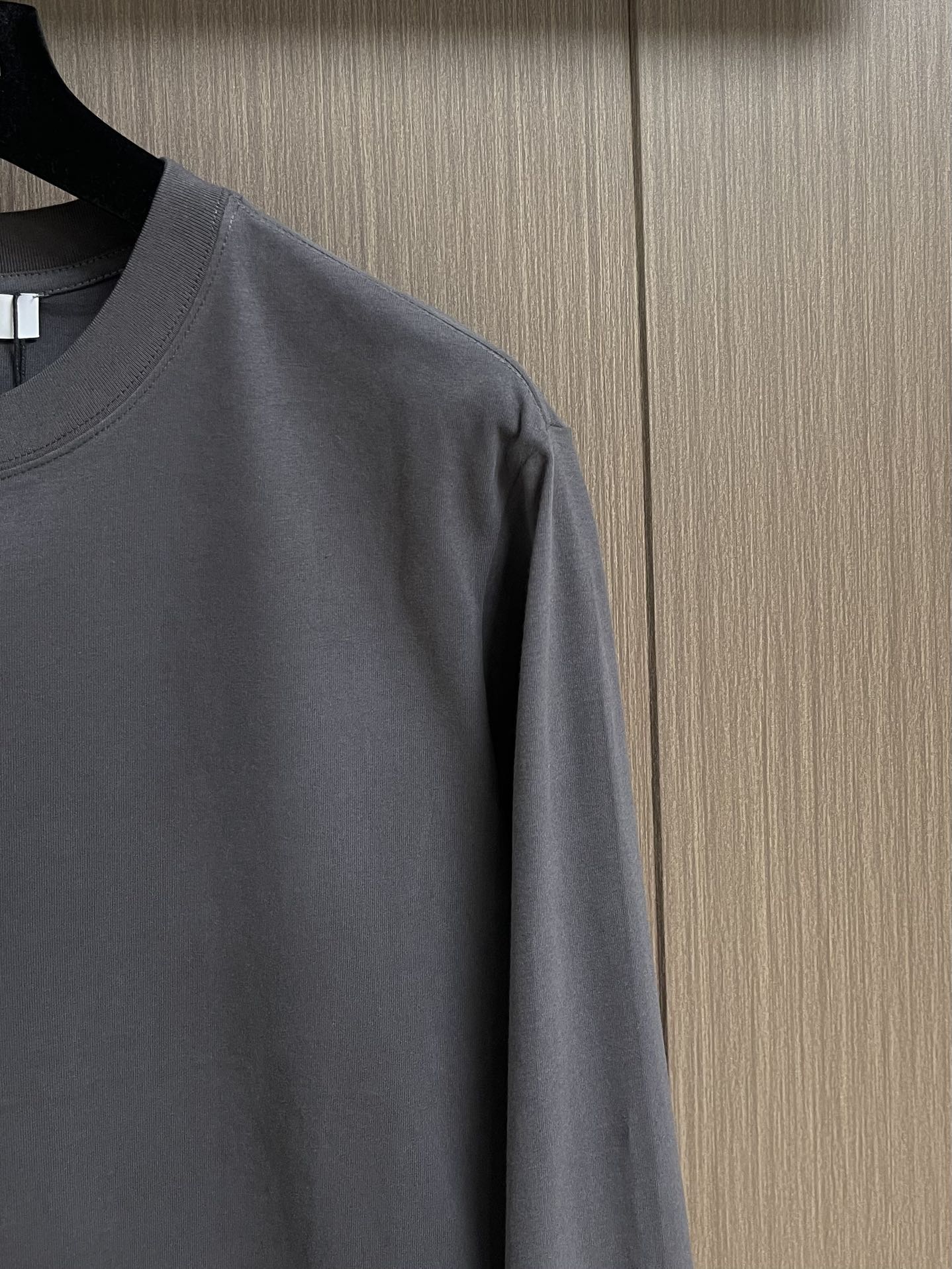 
ALO 2025SS新款圆领长袖T恤，采用客供独家进口定制面料，面料表面非常有质感显而易见，上身透气轻