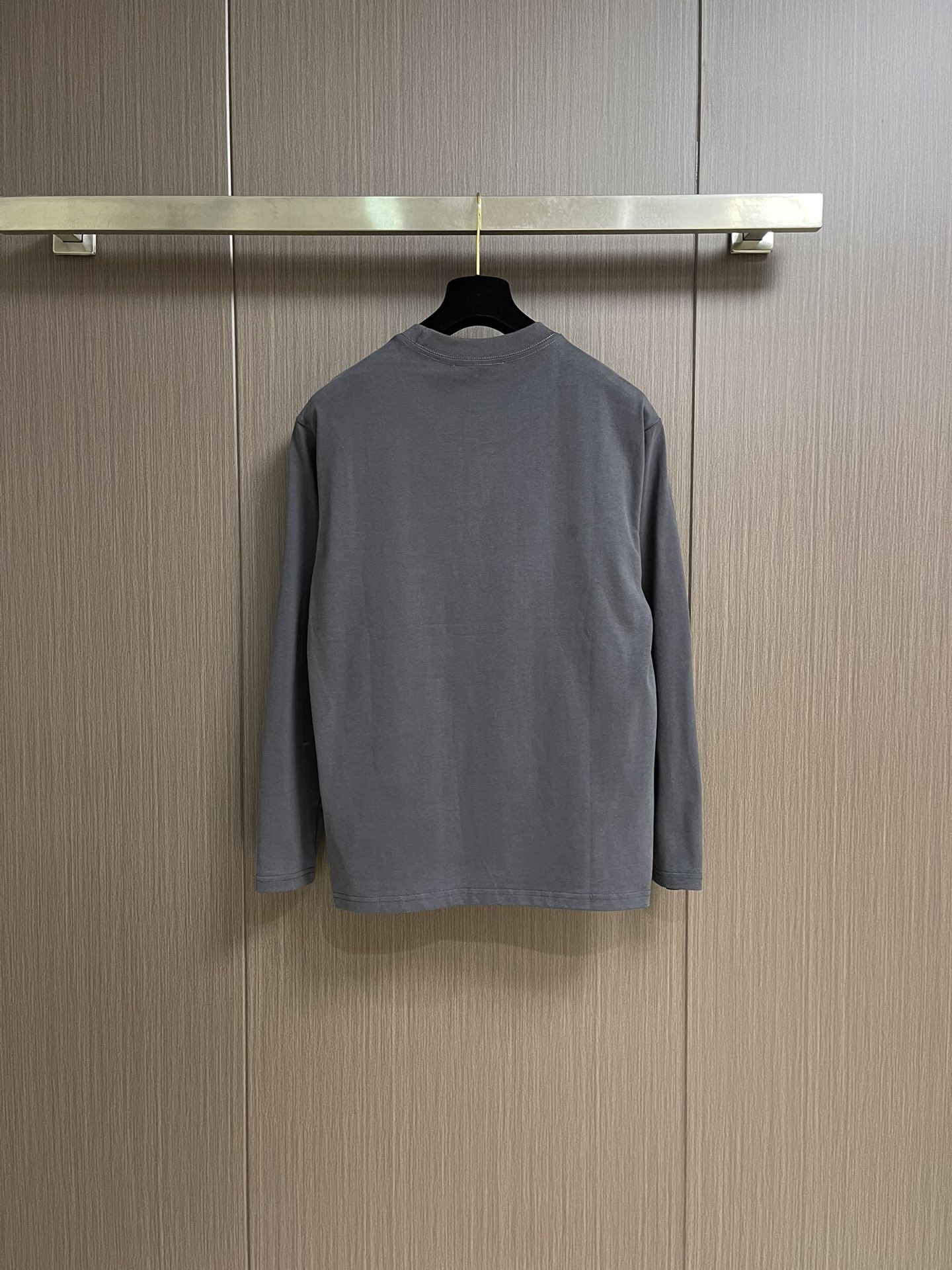 
ALO 2025SS新款圆领长袖T恤，采用客供独家进口定制面料，面料表面非常有质感显而易见，上身透气轻