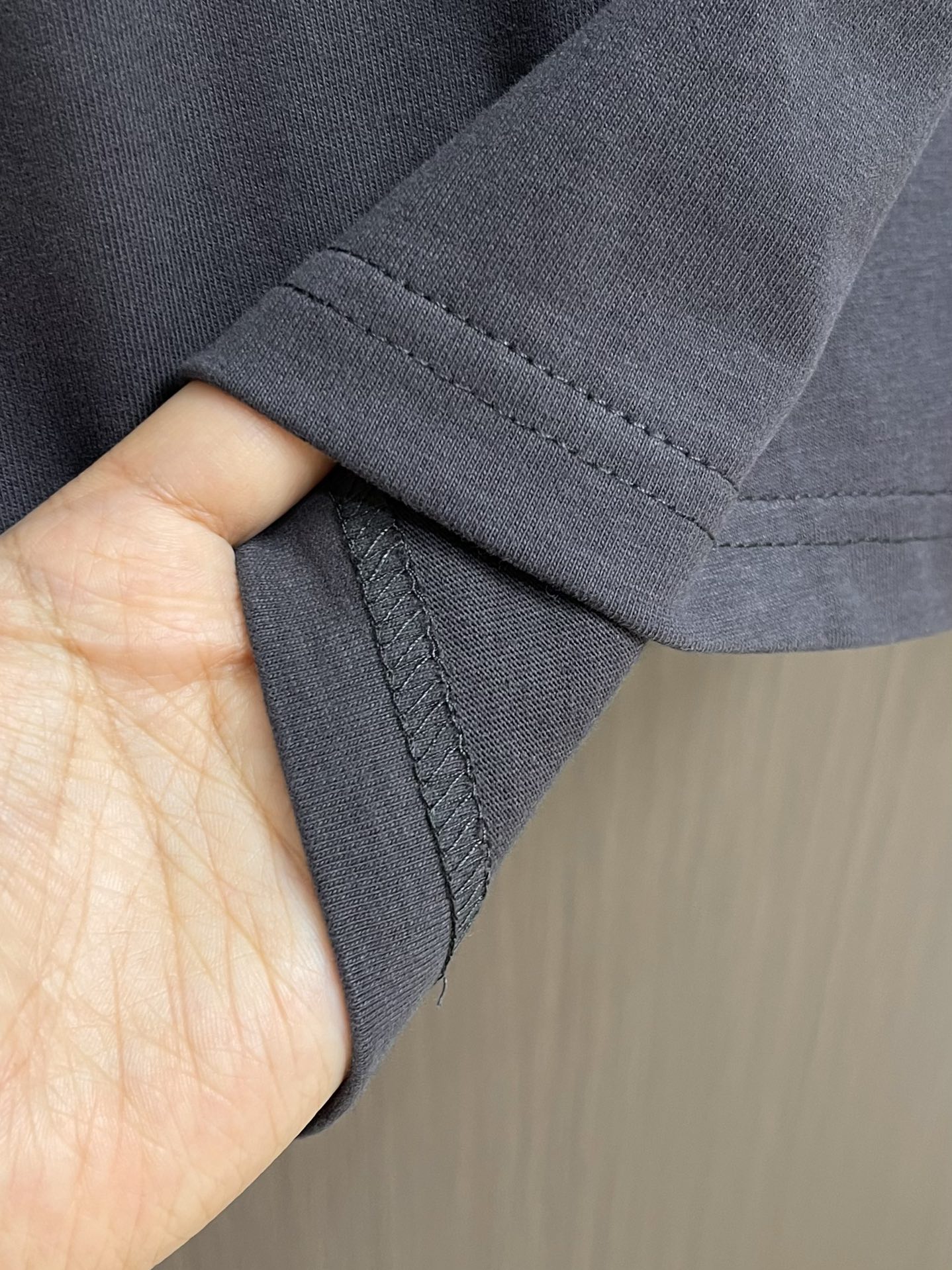 
ALO 2025SS新款圆领长袖T恤，采用客供独家进口定制面料，面料表面非常有质感显而易见，上身透气轻