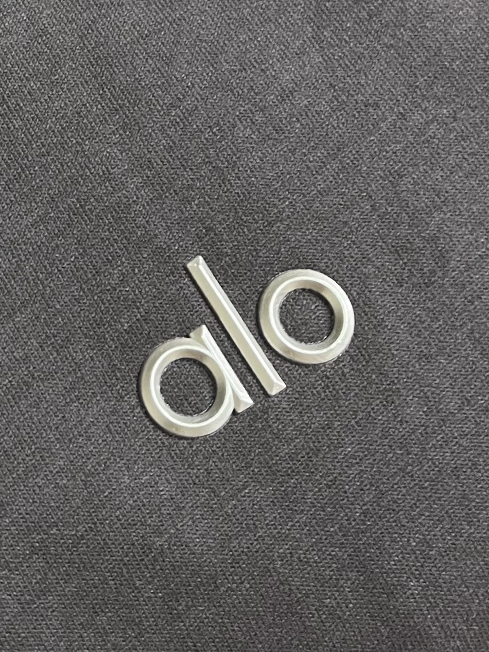 
ALO 2025SS新款圆领长袖T恤，采用客供独家进口定制面料，面料表面非常有质感显而易见，上身透气轻