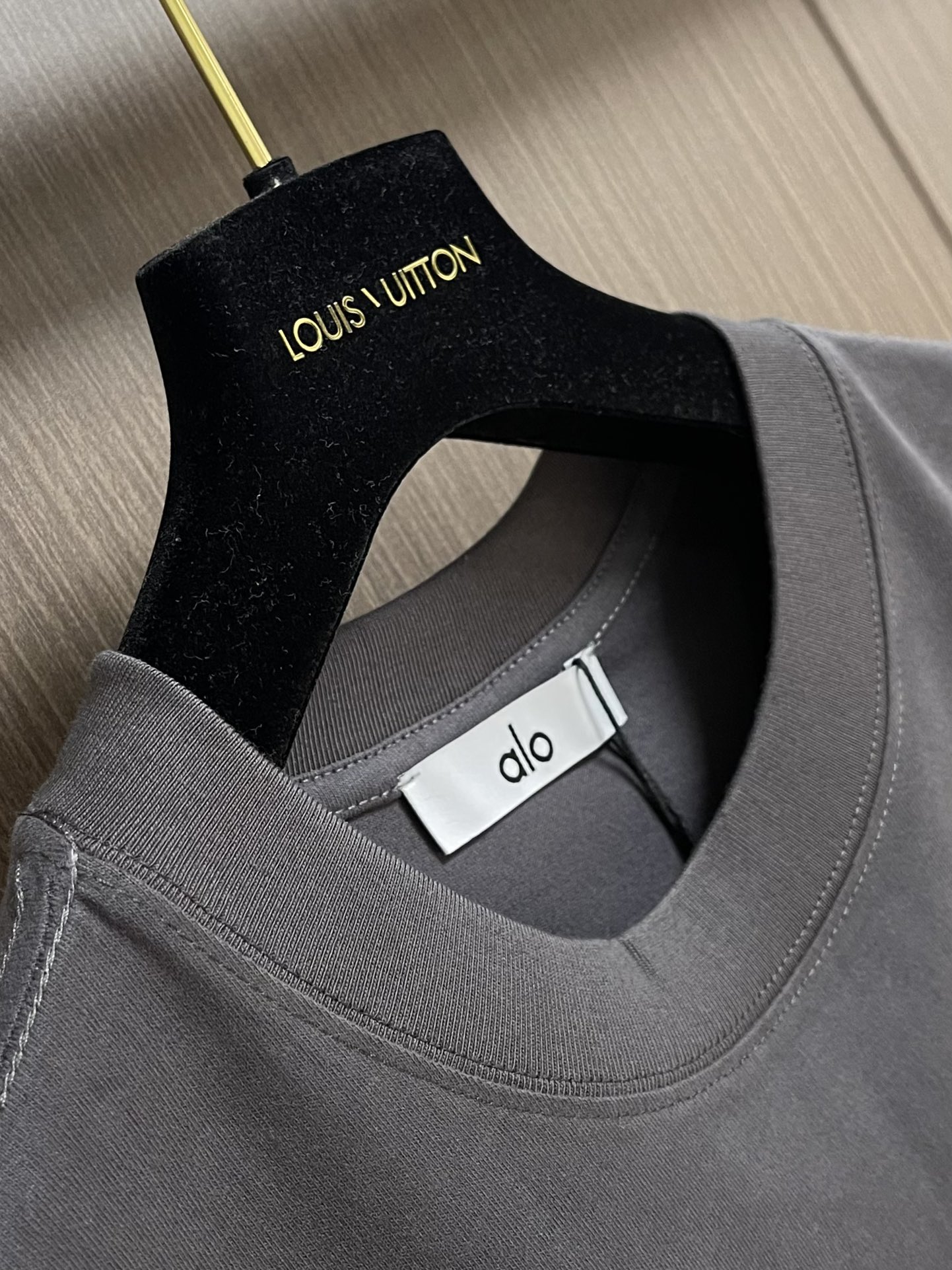 
ALO 2025SS新款圆领长袖T恤，采用客供独家进口定制面料，面料表面非常有质感显而易见，上身透气轻