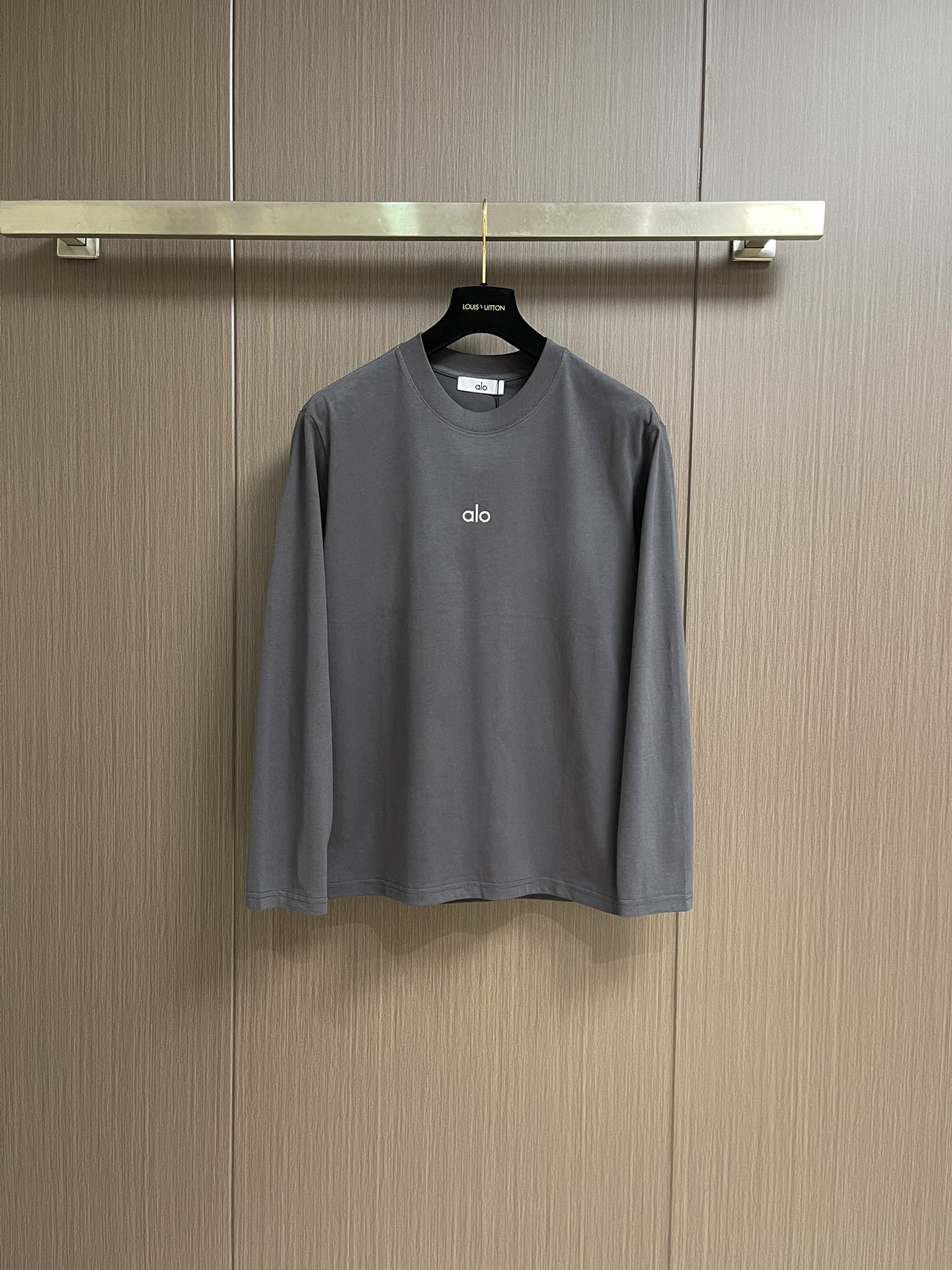 
ALO 2025SS新款圆领长袖T恤，采用客供独家进口定制面料，面料表面非常有质感显而易见，上身透气轻