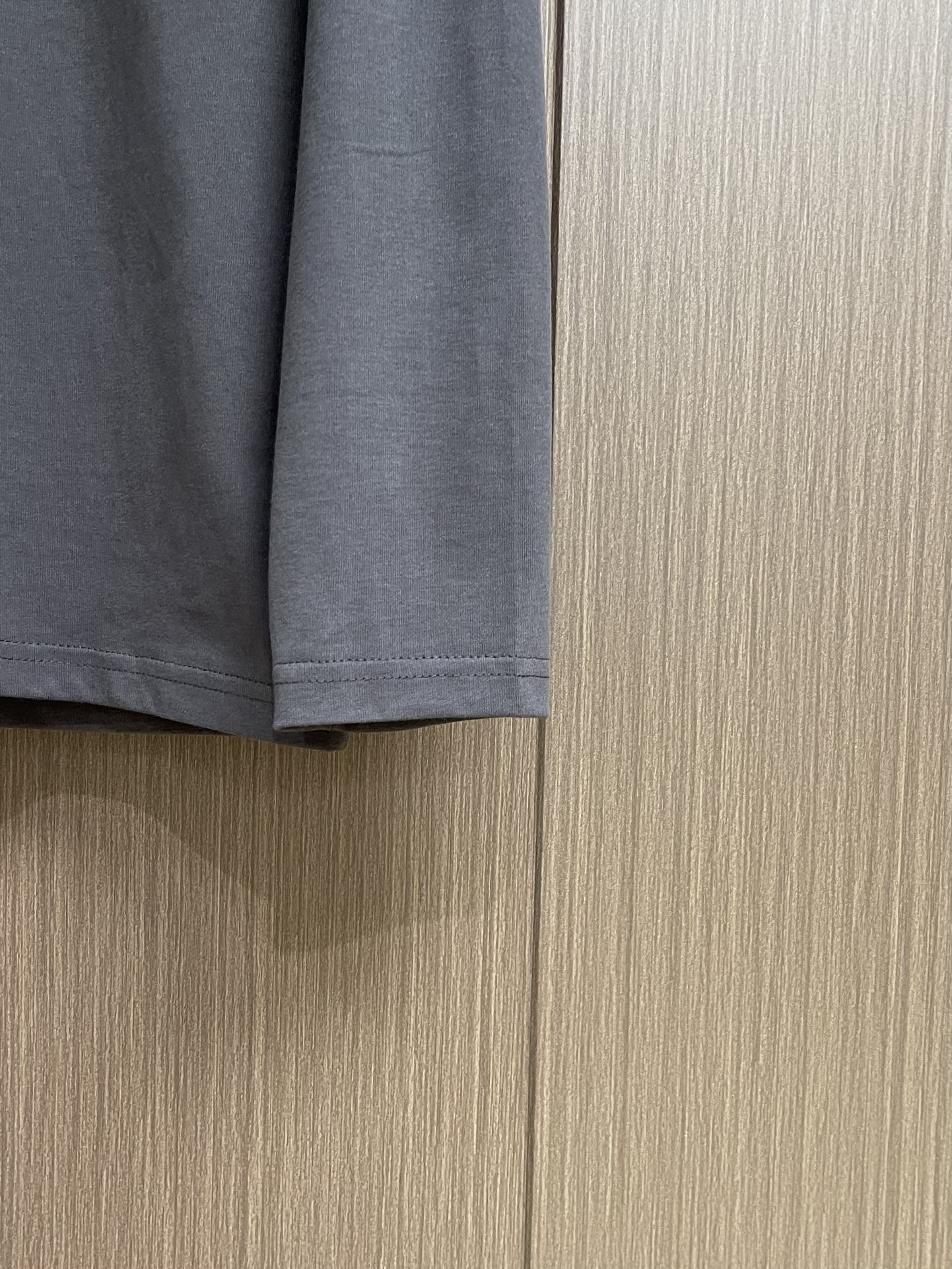 
ALO 2025SS新款圆领长袖T恤，采用客供独家进口定制面料，面料表面非常有质感显而易见，上身透气轻