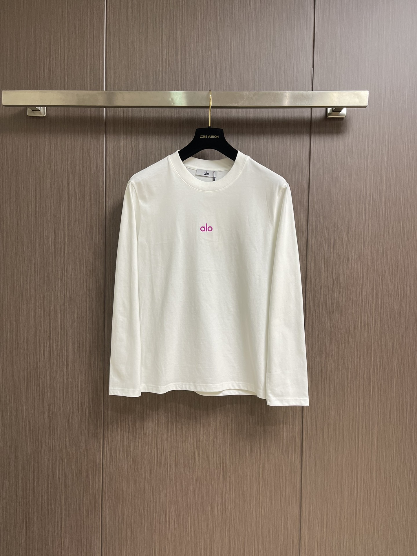 
ALO 2025SS新款圆领长袖T恤，采用客供独家进口定制面料，面料表面非常有质感显而易见，上身透气轻
