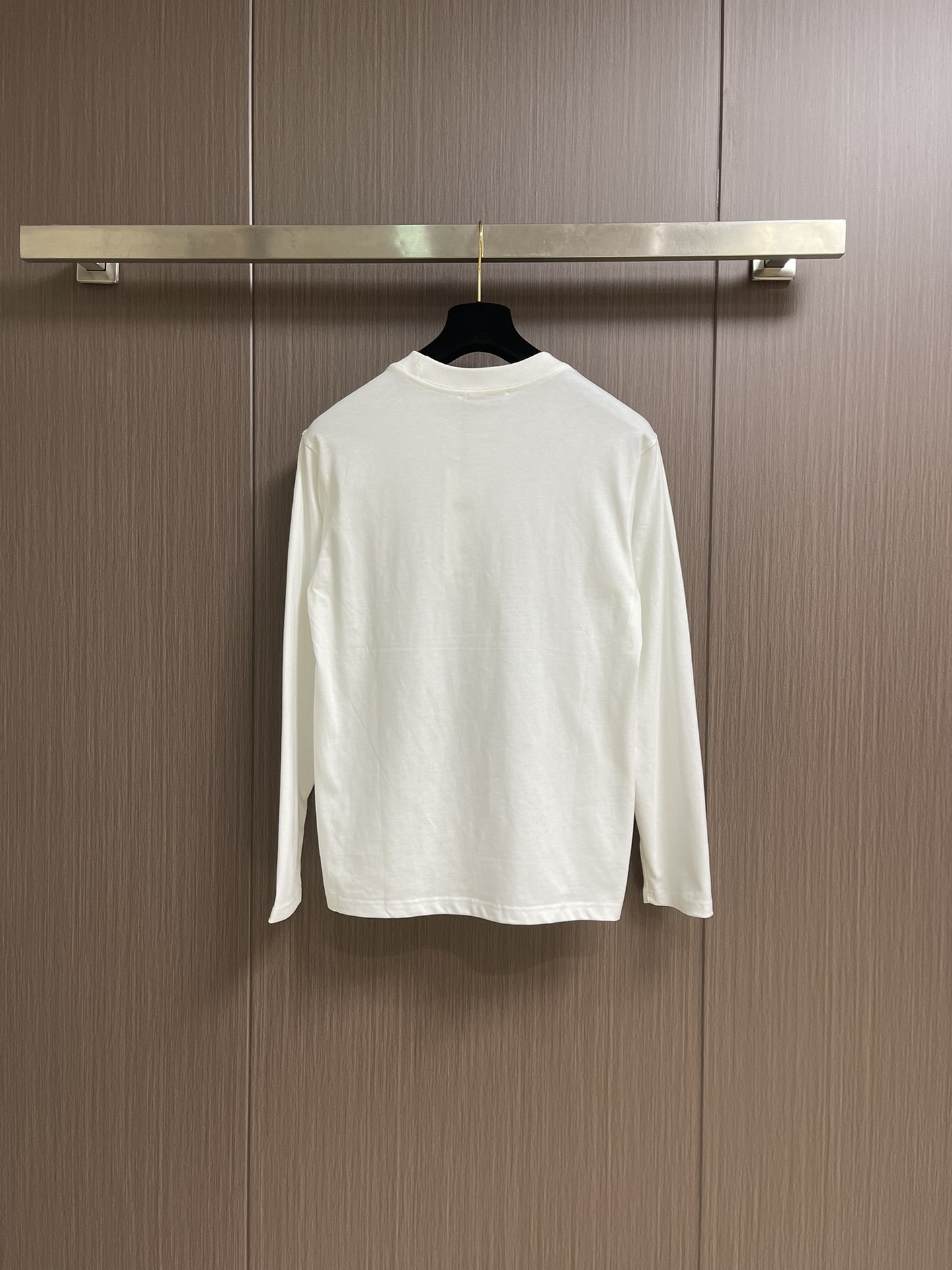 
ALO 2025SS新款圆领长袖T恤，采用客供独家进口定制面料，面料表面非常有质感显而易见，上身透气轻