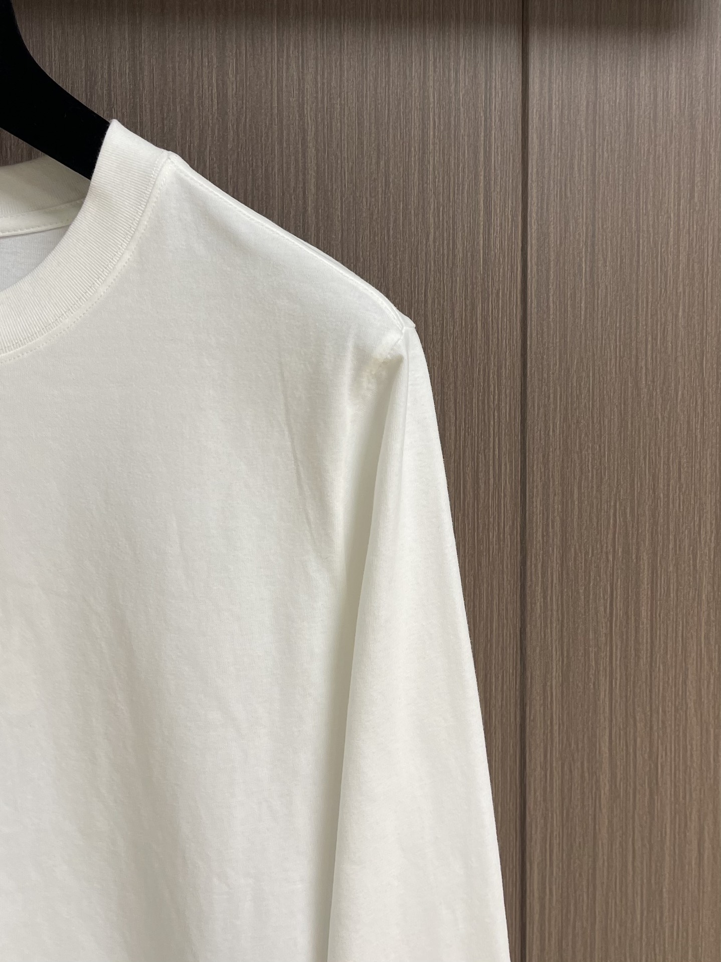 
ALO 2025SS新款圆领长袖T恤，采用客供独家进口定制面料，面料表面非常有质感显而易见，上身透气轻