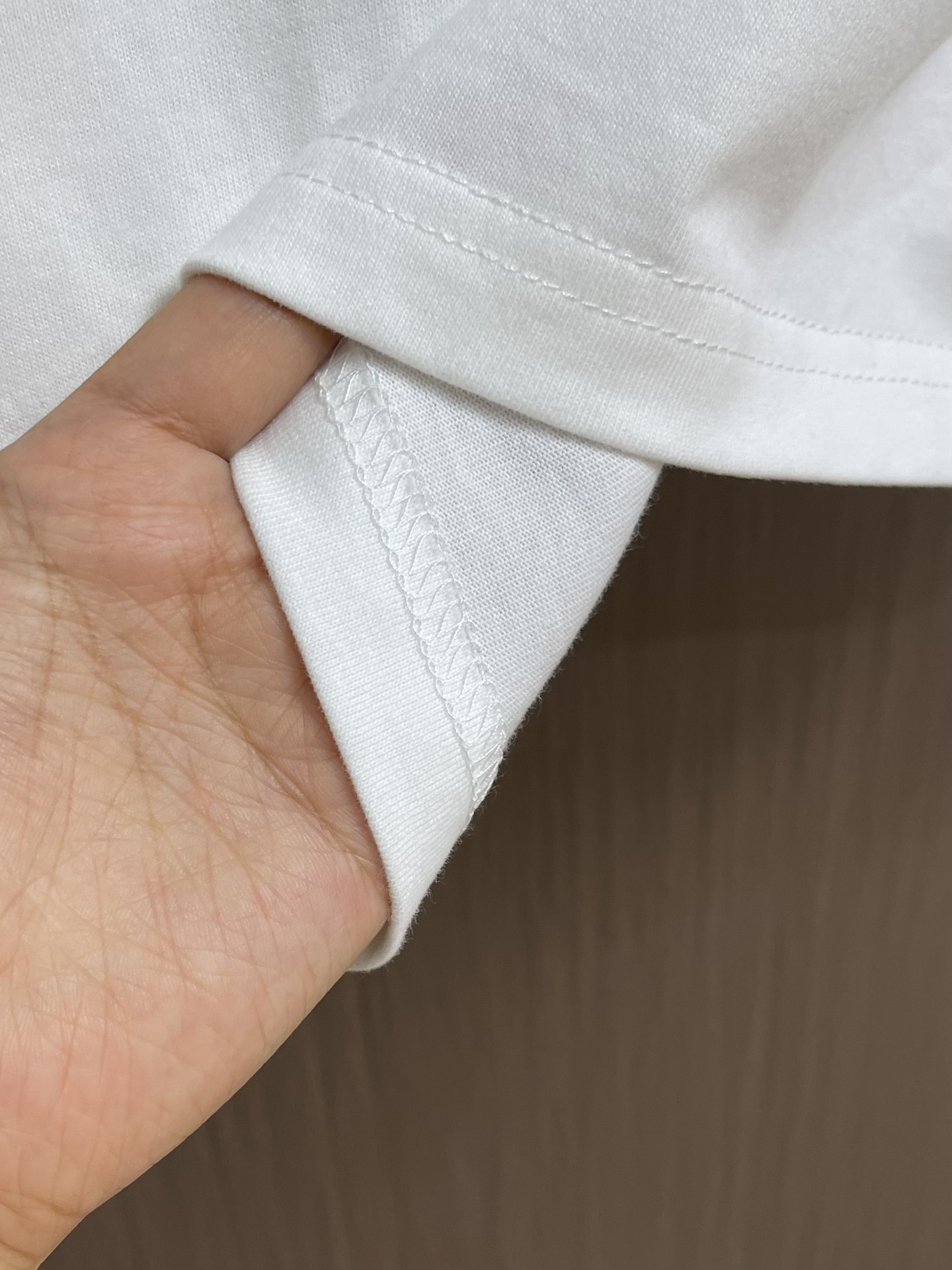 
ALO 2025SS新款圆领长袖T恤，采用客供独家进口定制面料，面料表面非常有质感显而易见，上身透气轻