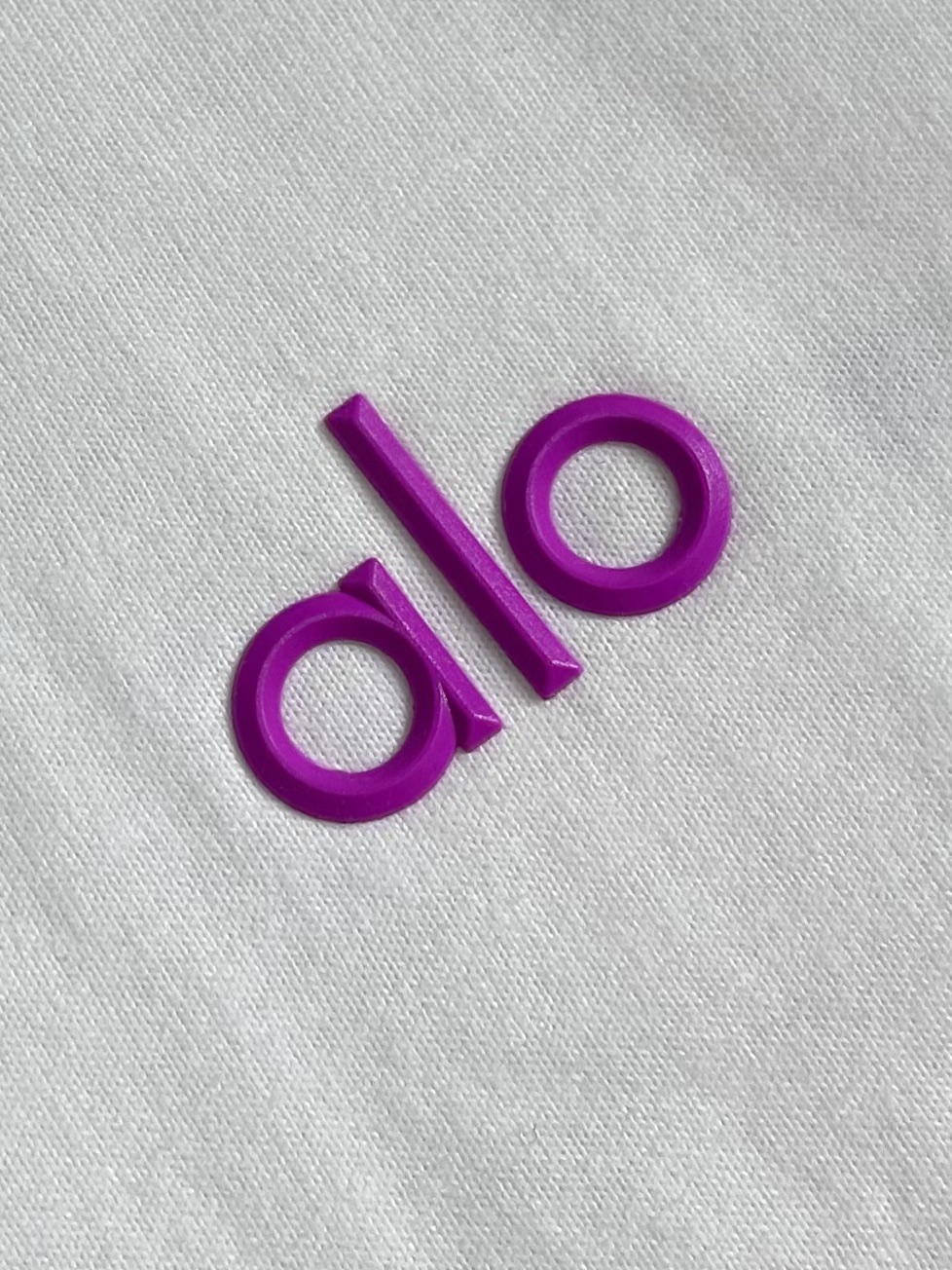 
ALO 2025SS新款圆领长袖T恤，采用客供独家进口定制面料，面料表面非常有质感显而易见，上身透气轻