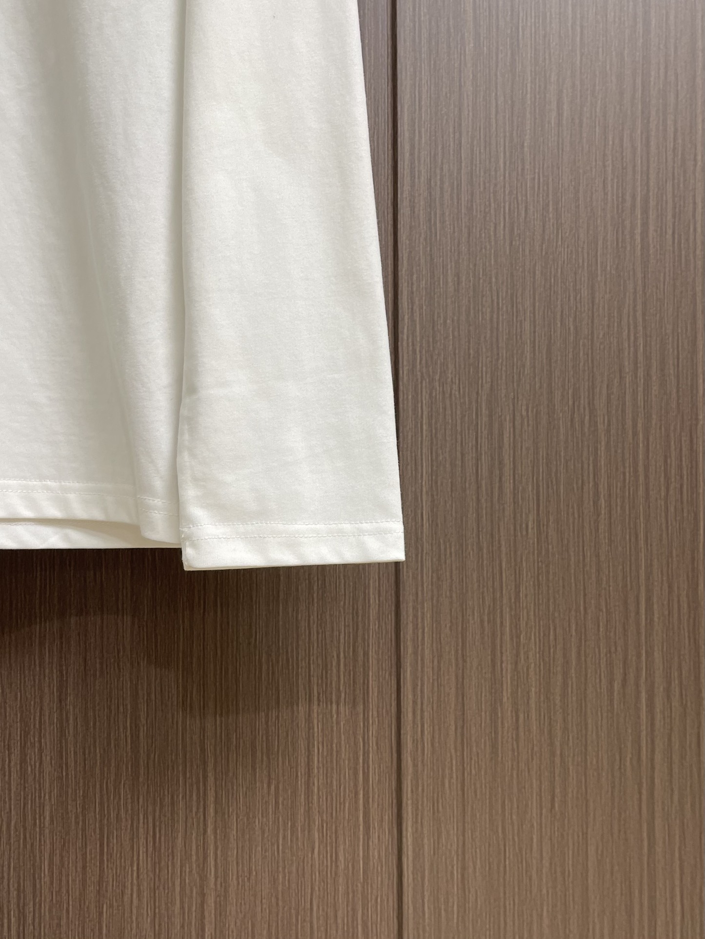 
ALO 2025SS新款圆领长袖T恤，采用客供独家进口定制面料，面料表面非常有质感显而易见，上身透气轻