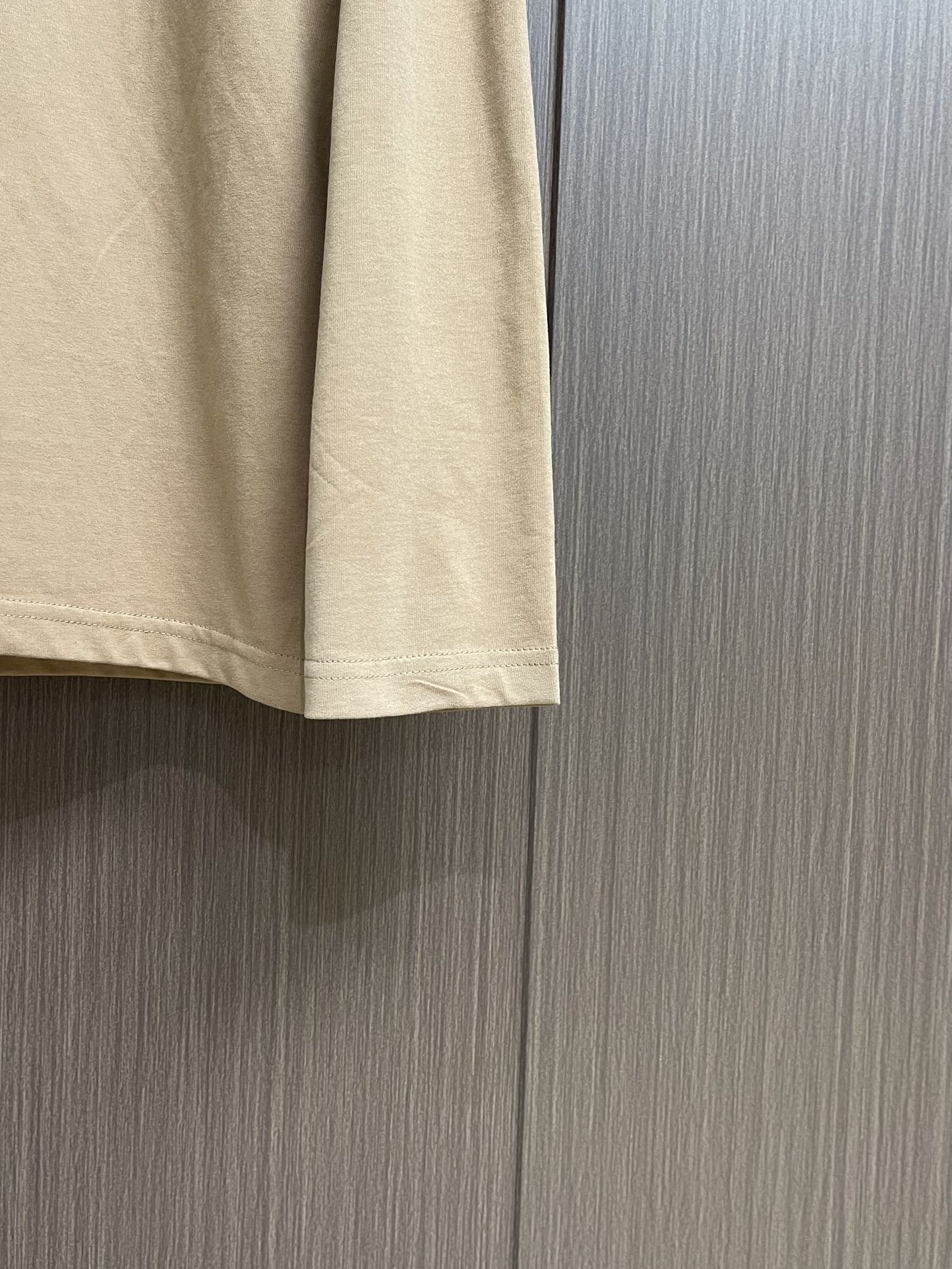 
ALO 2025SS新款圆领长袖T恤，采用客供独家进口定制面料，面料表面非常有质感显而易见，上身透气轻