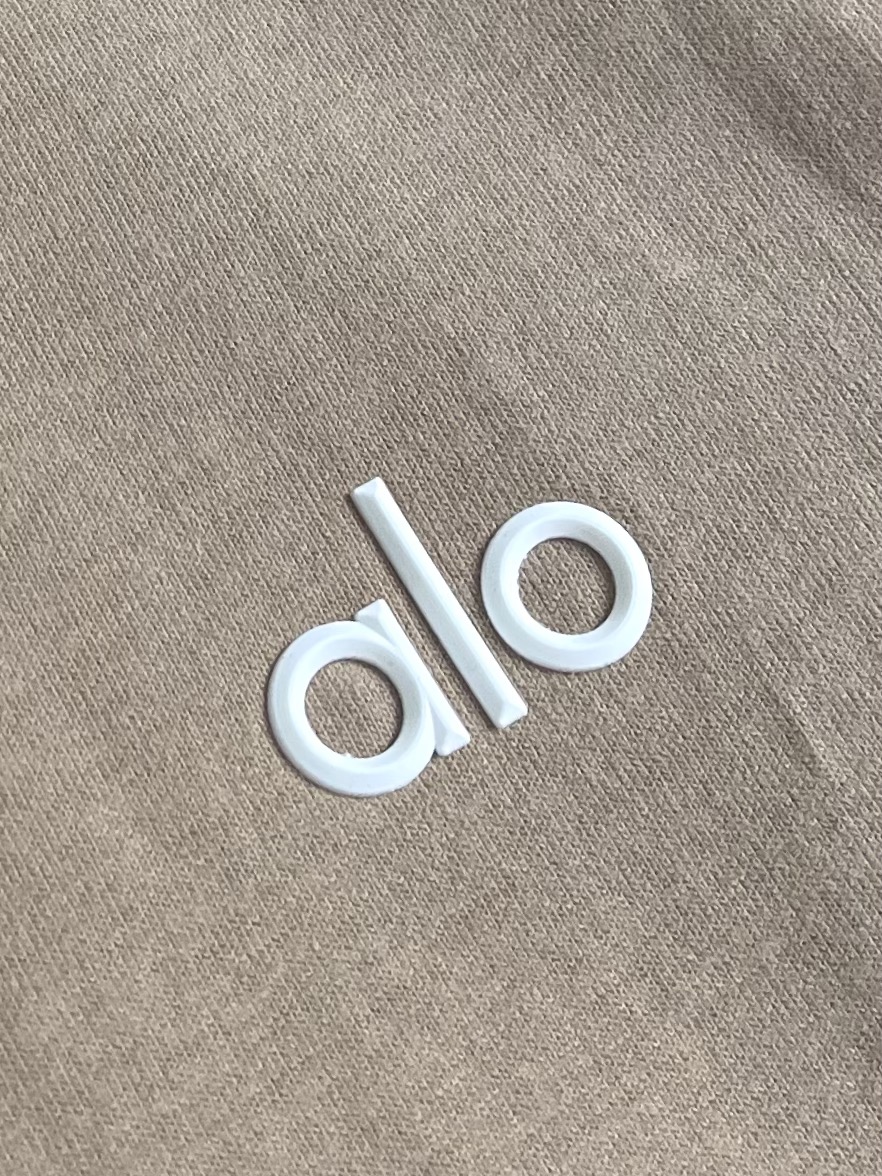 
ALO 2025SS新款圆领长袖T恤，采用客供独家进口定制面料，面料表面非常有质感显而易见，上身透气轻